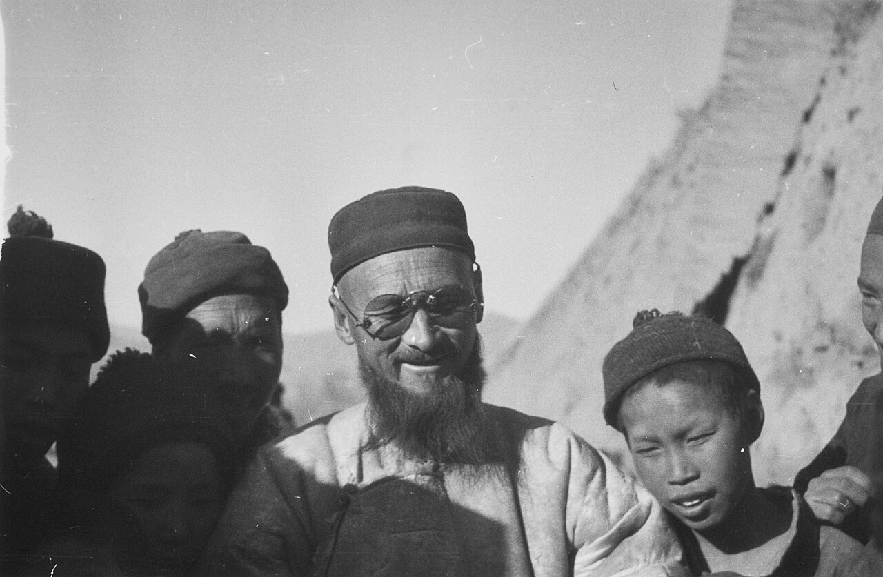 Dongxiang Muslims with missionaries at Hezhou, 1934