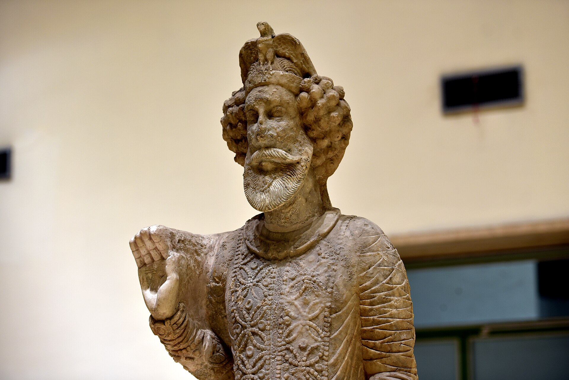 A carved statue from Hatra, blending Parthian, Greek and Roman styles.