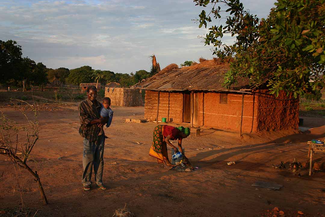 Makua men and women; Makhuwa is among the most widely spoken languages of Mozambique.