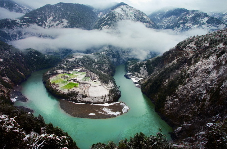 The first bend of the Nu river
