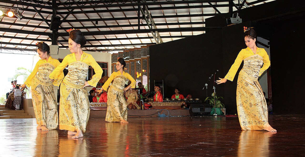 The lively jaipongan dance of West Java
