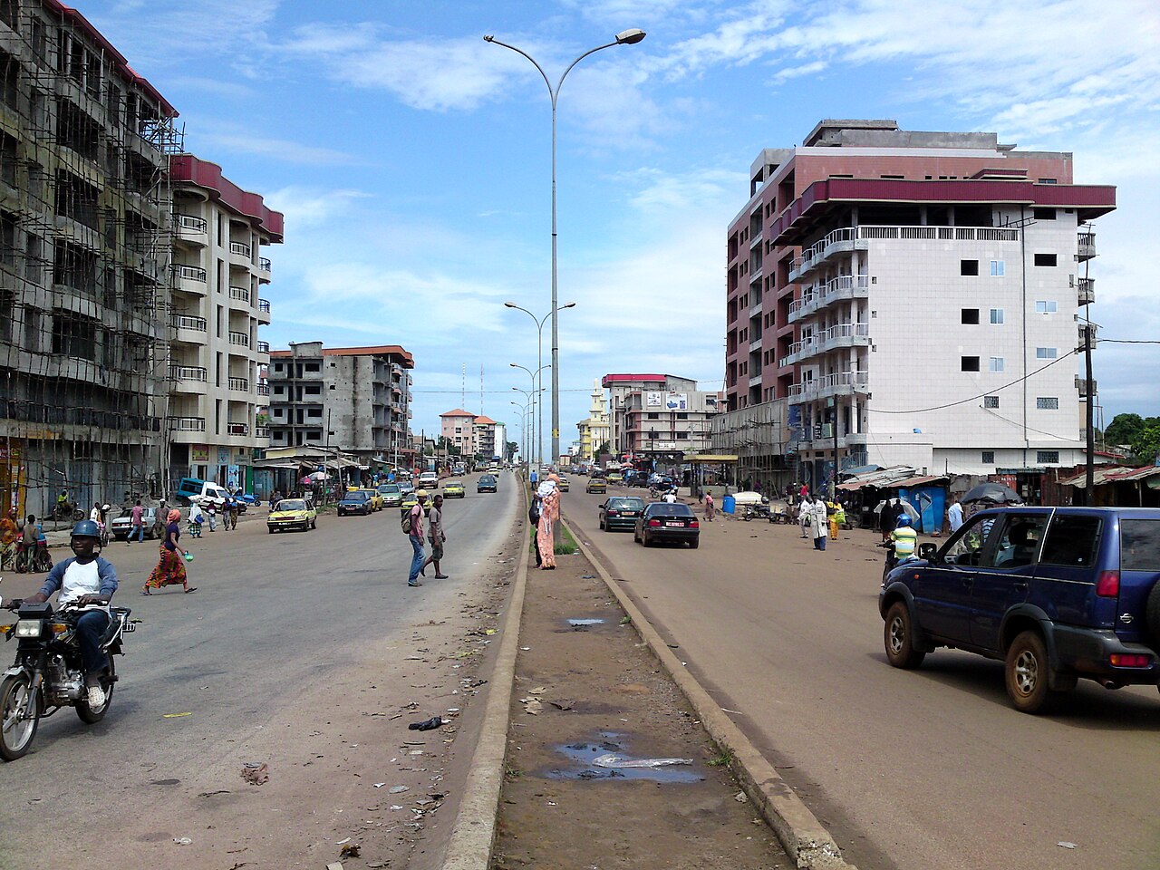 Everyday life in Conakry, the heart of the Susu country.