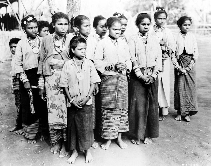 A group of Timorese people