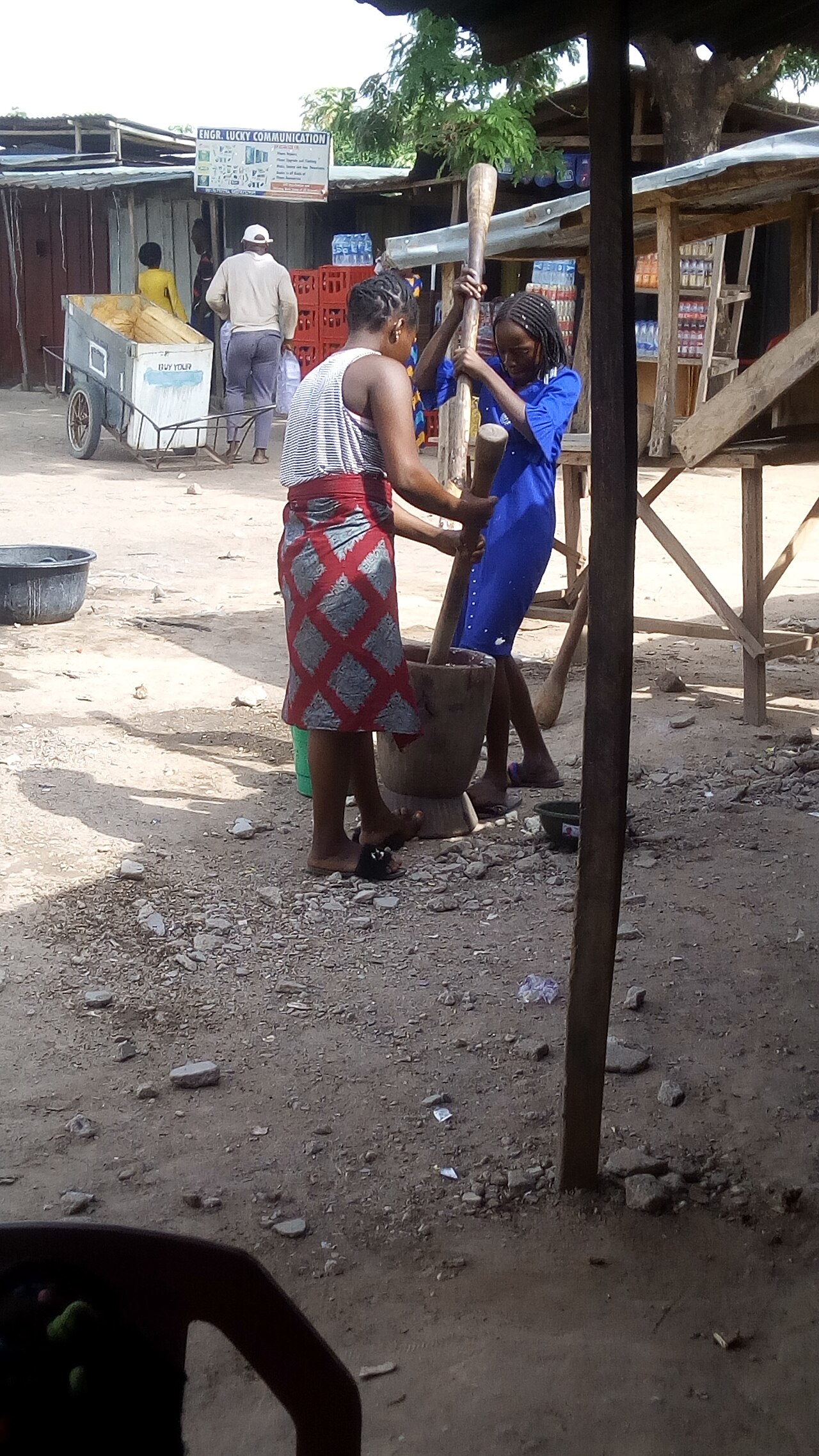 Pounding boiled yam into pounded yam, a favourite Tiv food.