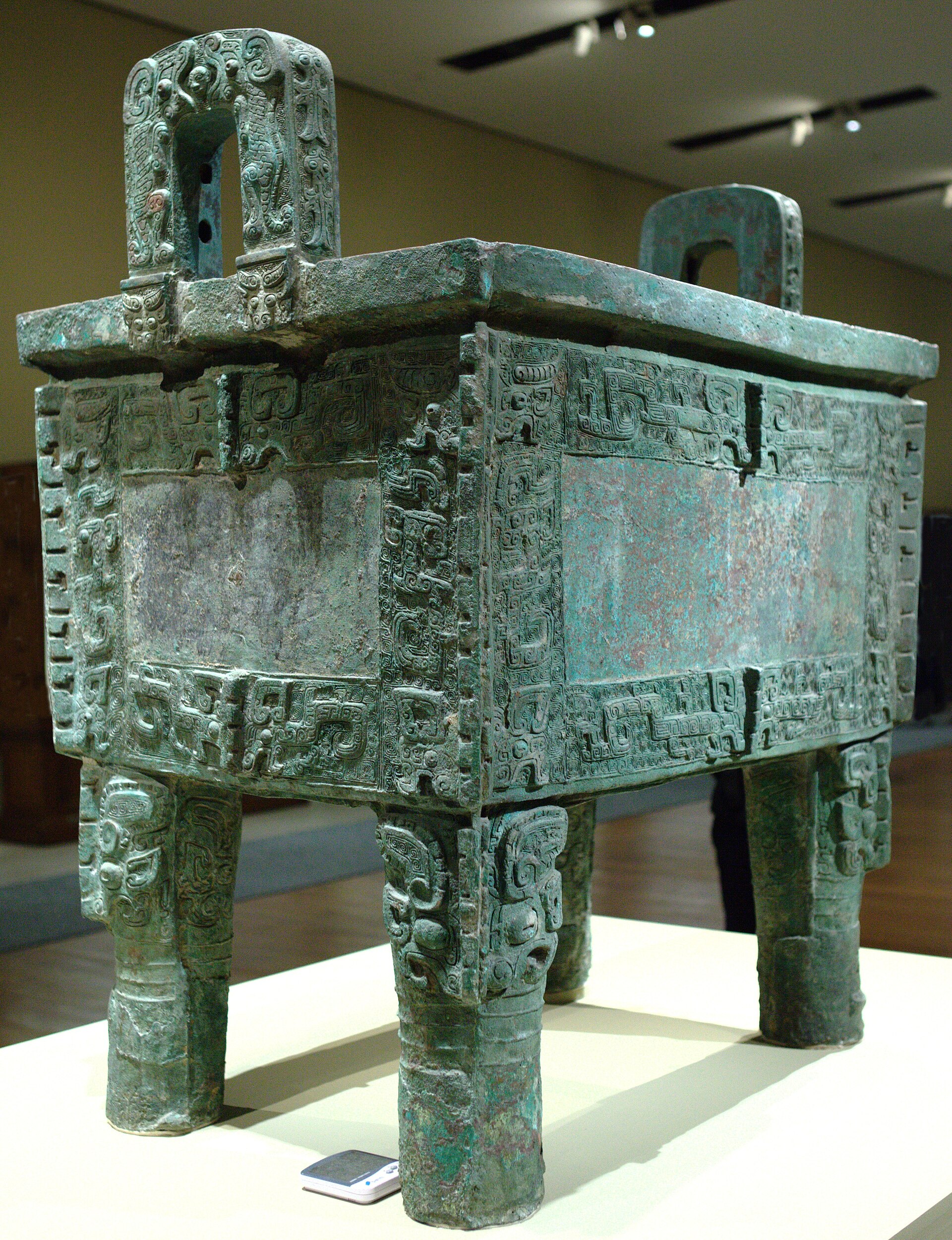 A massive Shang bronze ritual vessel, or ding, cast for royal ceremonies.
