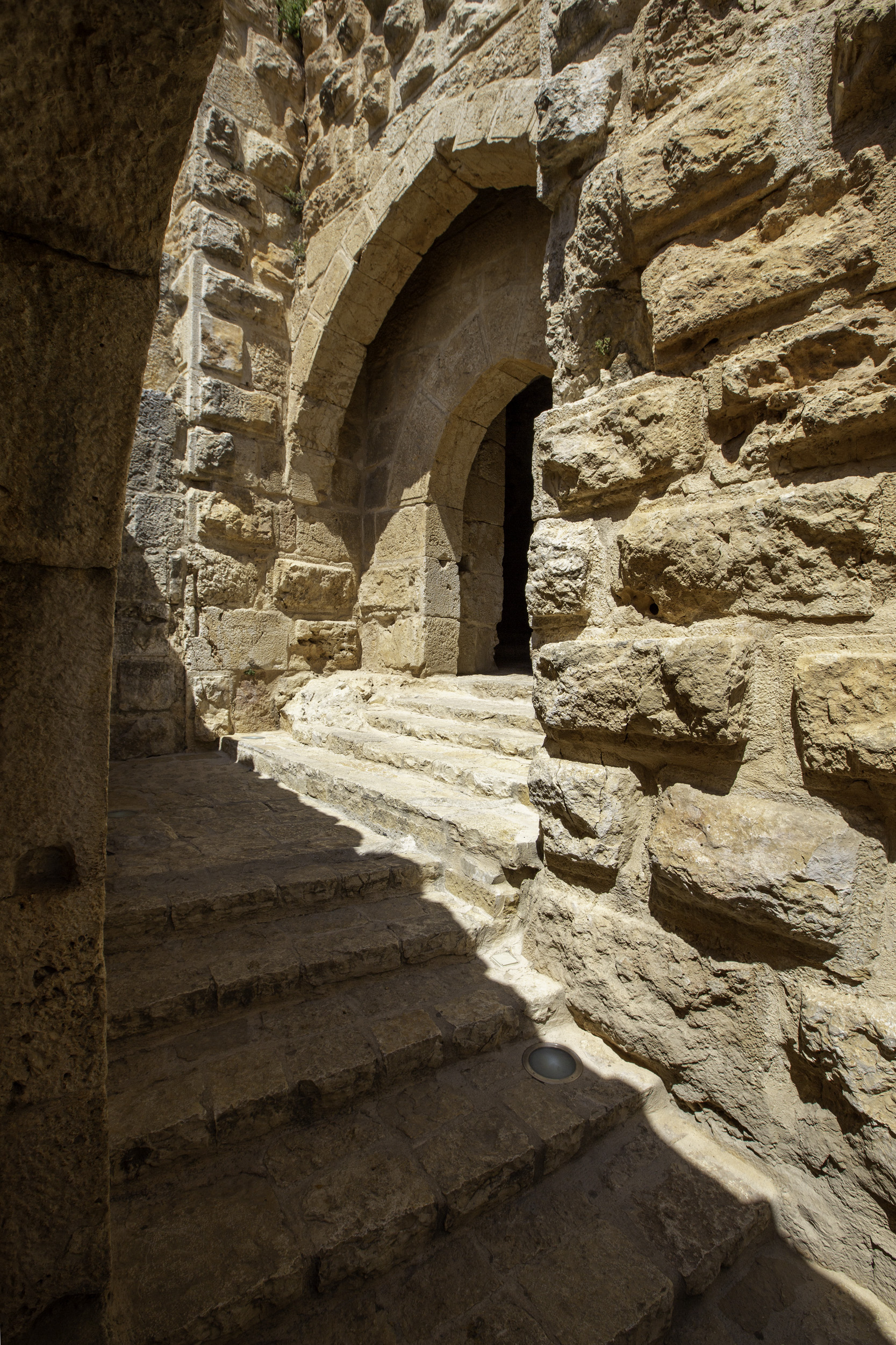The governor Aybak ibn Abdullah enlarged the castle in 1214-1215, adding a new tower and gate.