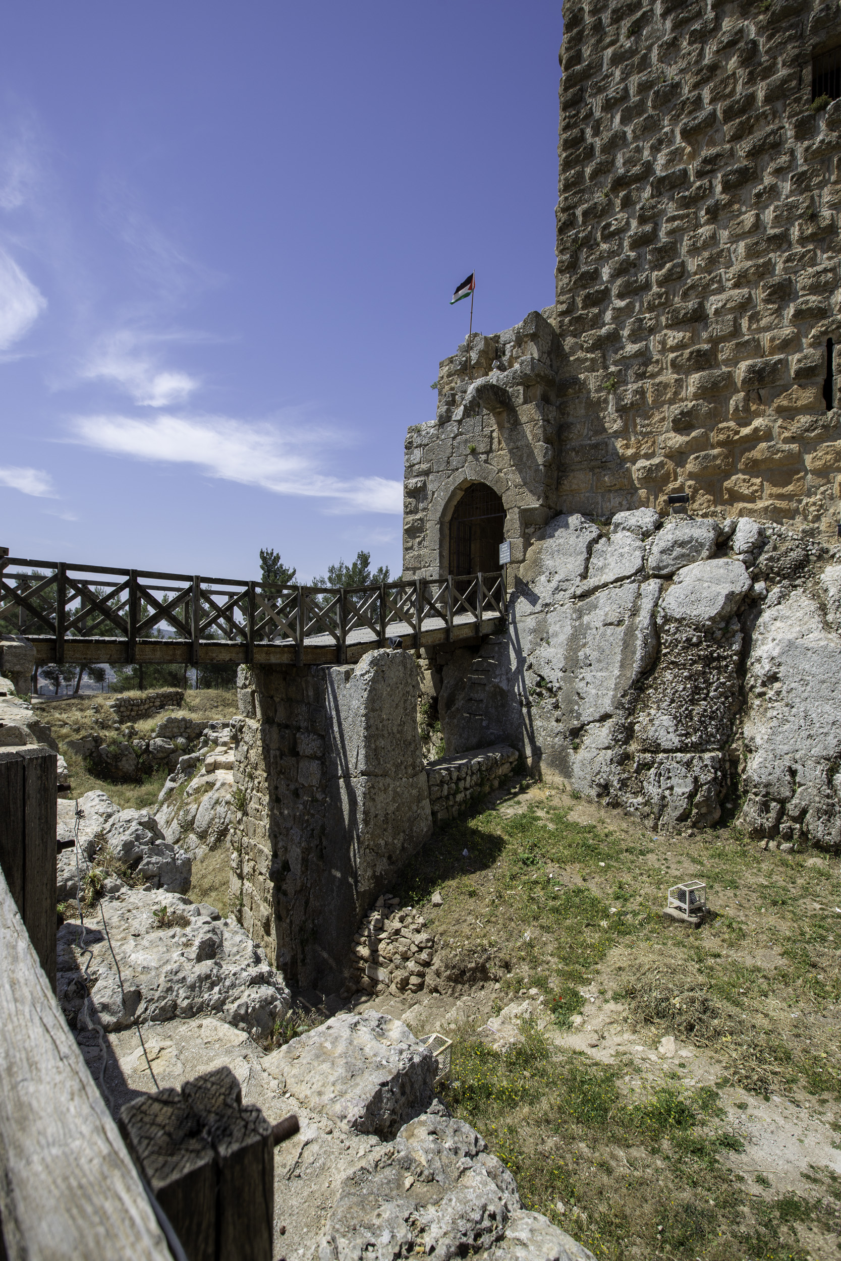 A deep and wide moat, crossed by a bridge, isolated the castle from the surrounding hilltop.
