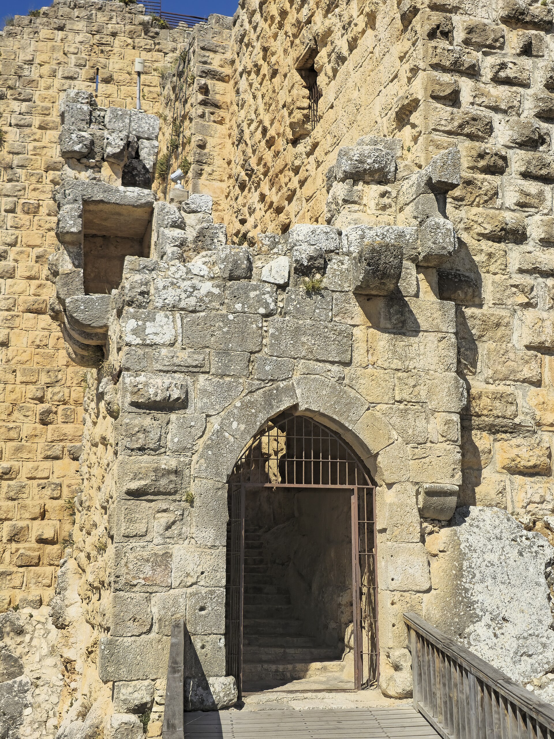 The original castle had four corner towers linked by curtain walls, with a fortified double gate.