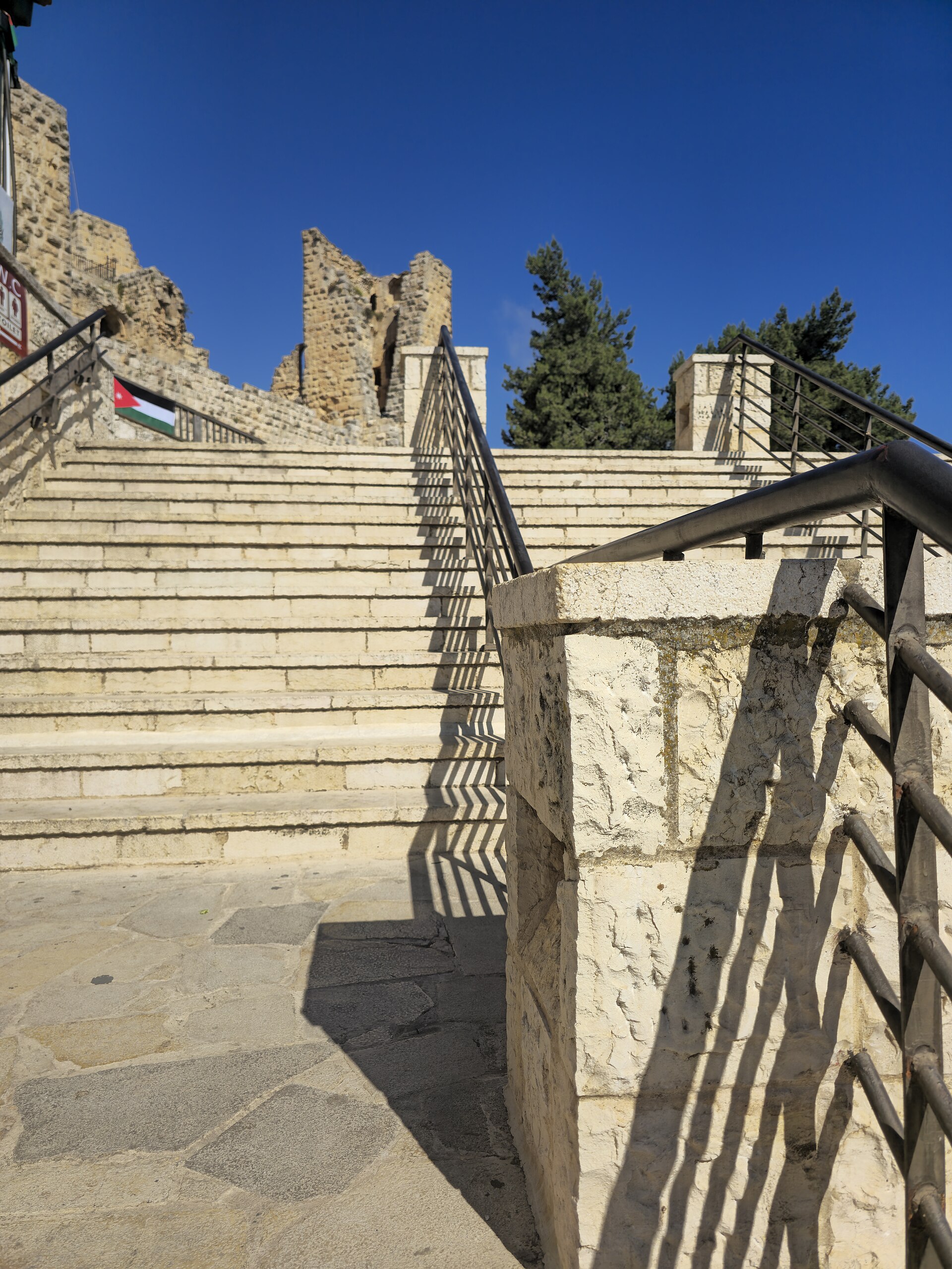 The castle was built in 1184 by Izz al-Din Usama, a trusted commander of Saladin.