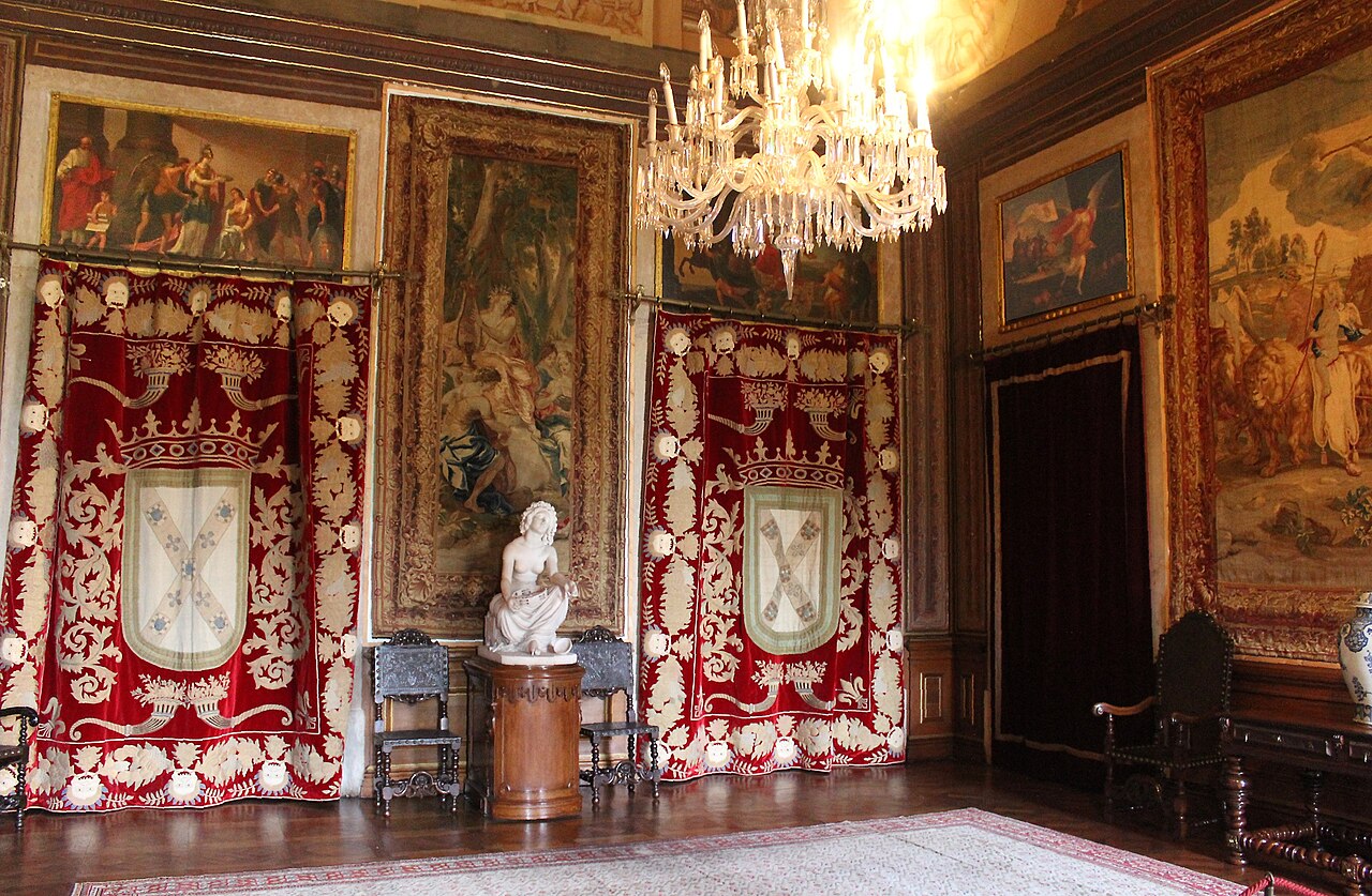 A richly decorated state room within the palace.
