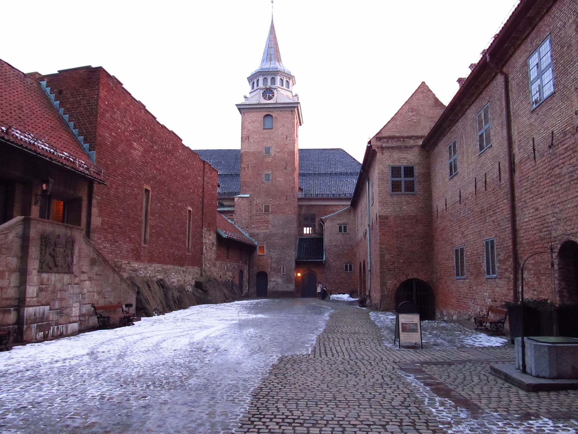 The castle served as a royal seat and holds the tombs of Norway's modern kings.