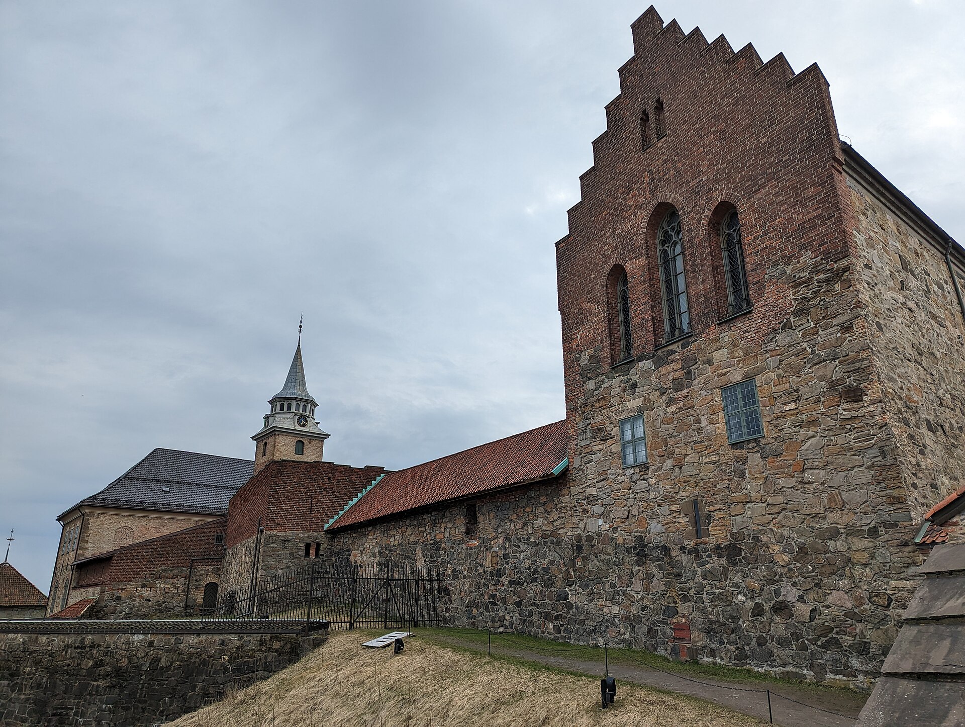 The castle interior preserves grand halls, a chapel, and echoing medieval chambers.