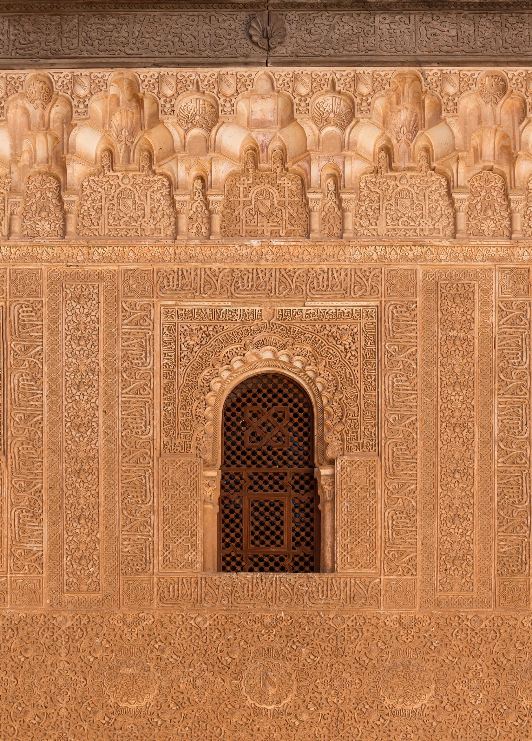 A window with the Nasrid motto in the Cuarto Dorado