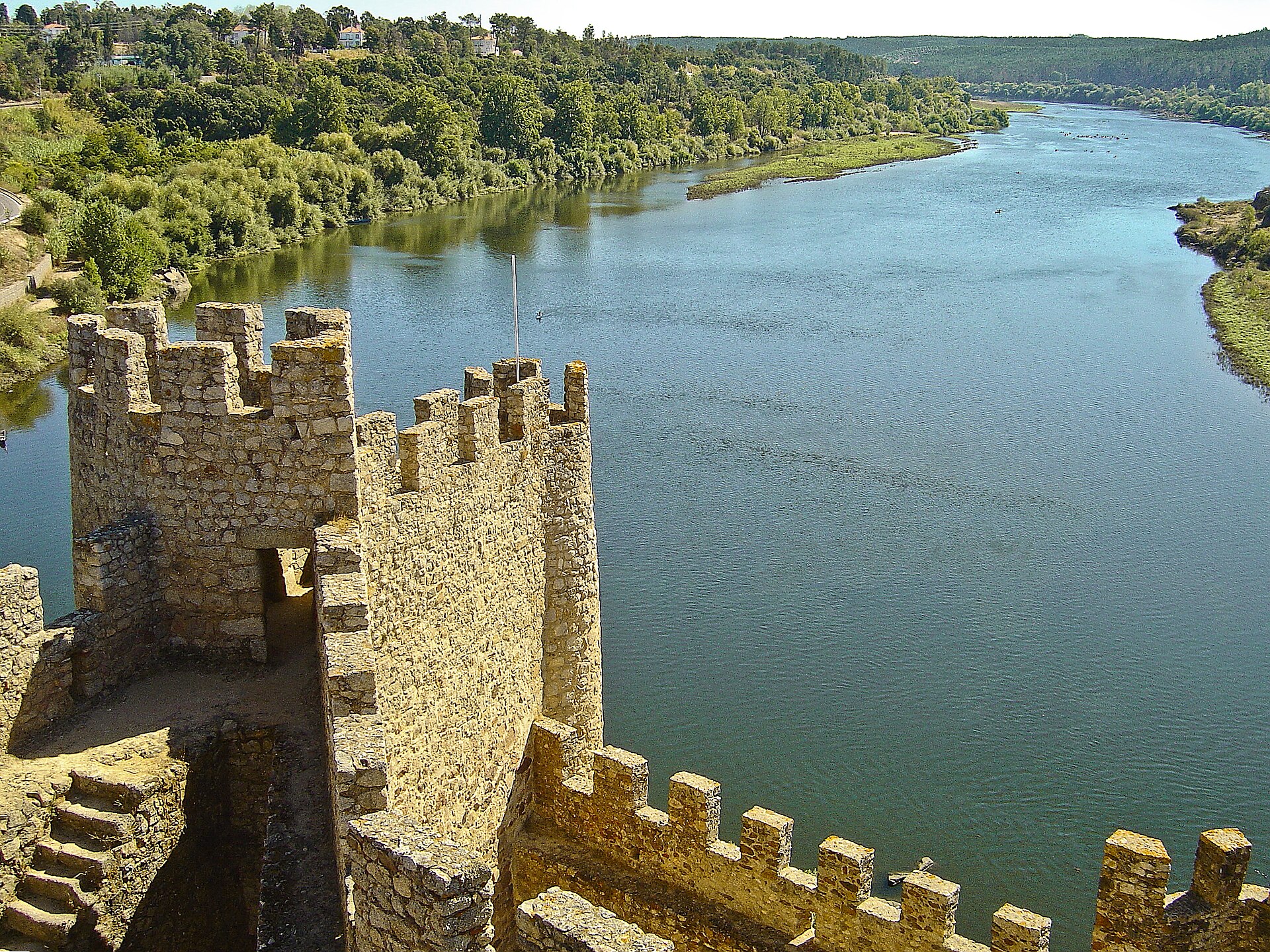 The castle was rebuilt by the Knights Templar under their master Gualdim Pais.