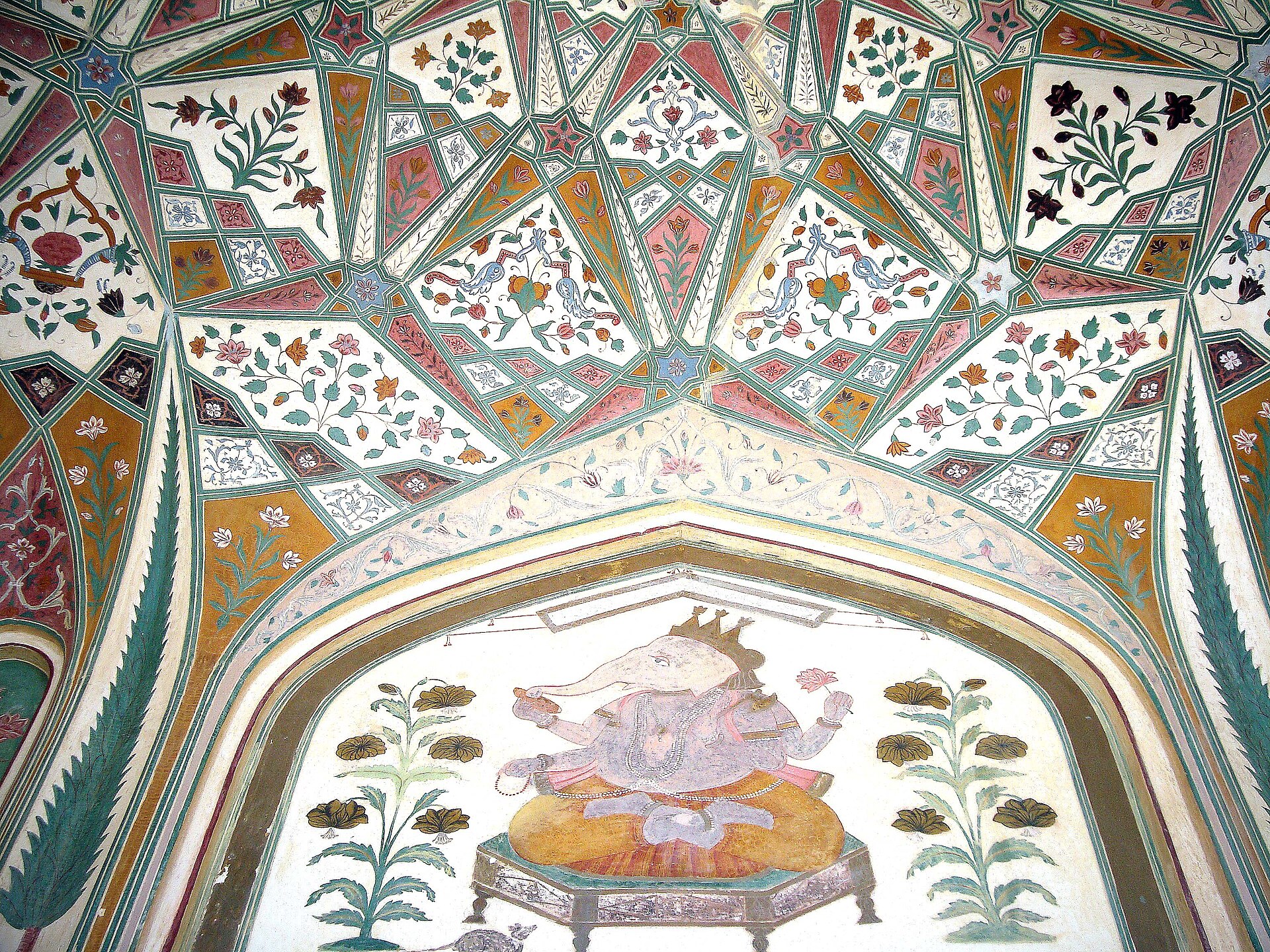 The Sukh Niwas was cooled by channels of running water, an ingenious early form of air conditioning.