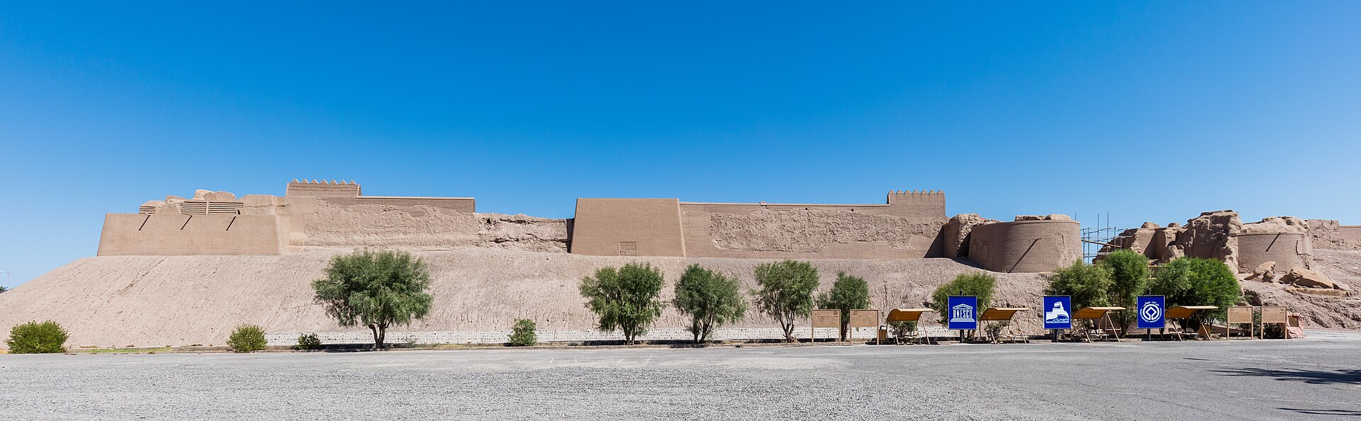 After the Arab conquest, Bam flourished from the 7th to the 11th centuries.