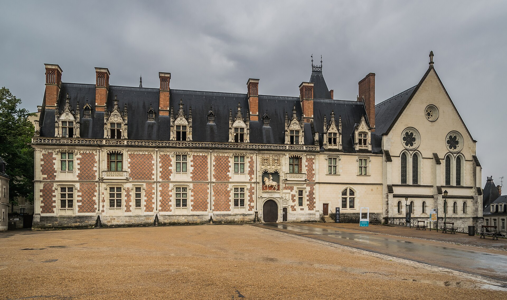 A vast medieval hall survives from the château’s earliest days