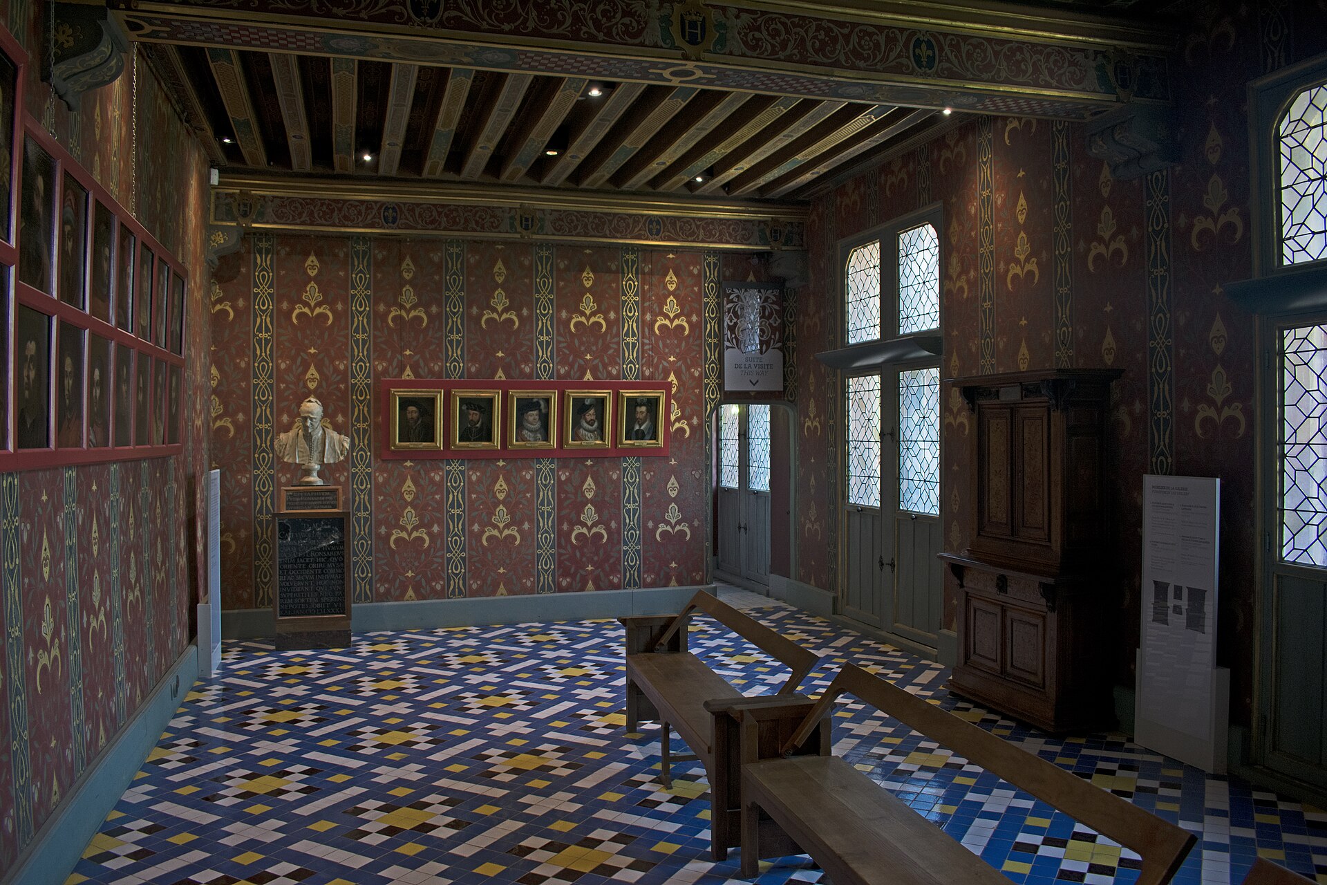 A captive queen escaped from the château by rope ladder