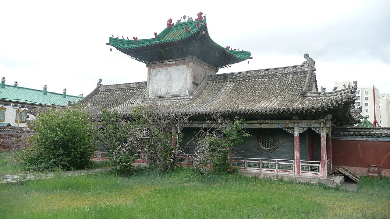 A hall of the Green Palace amid its courtyards.