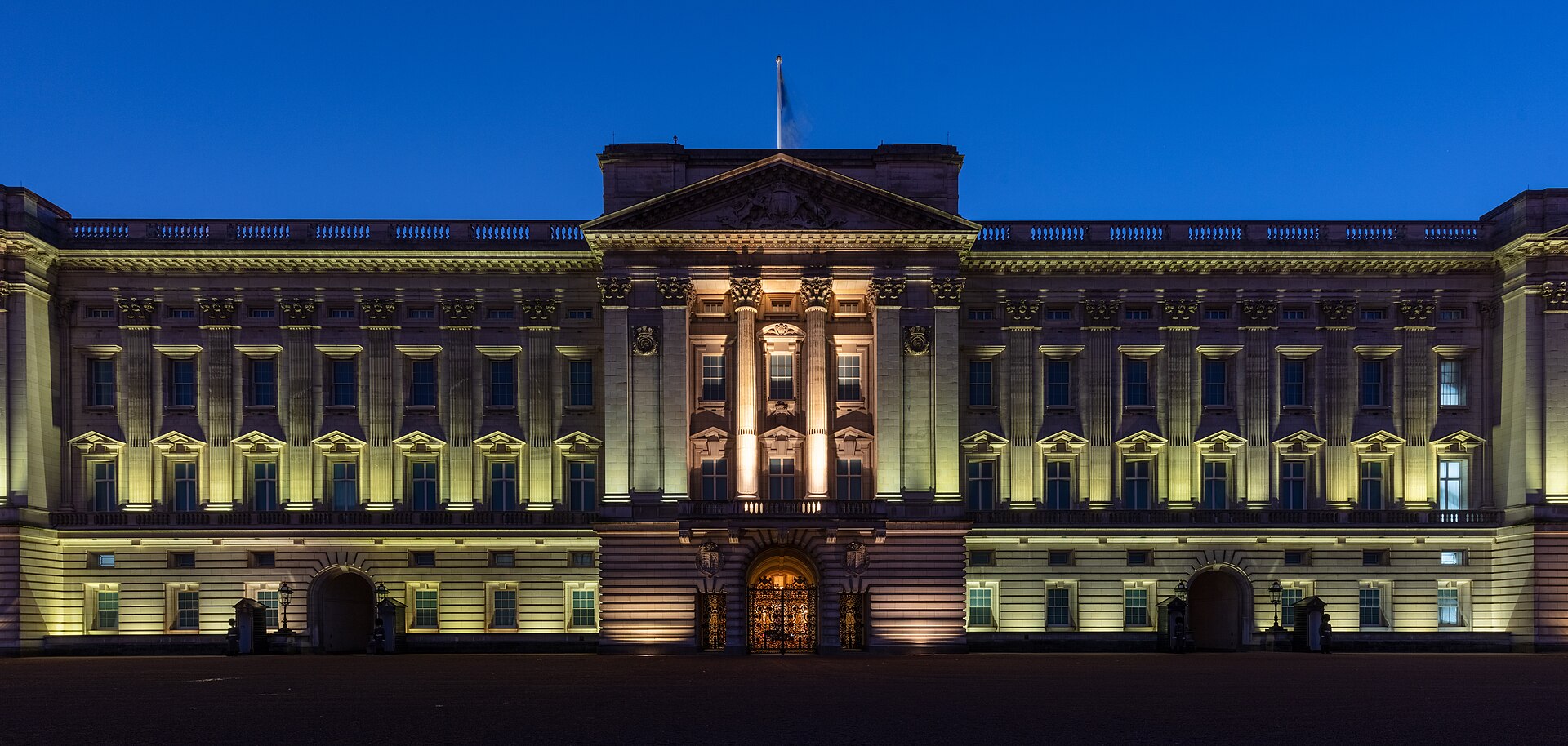 The facade of Buckingham Palace facing the Mall