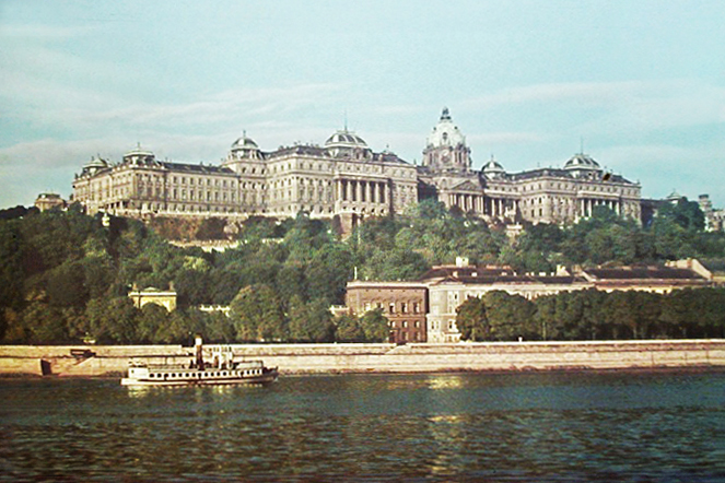 The first royal castle on the hill was built in the thirteenth century, after the Mongol invasion.