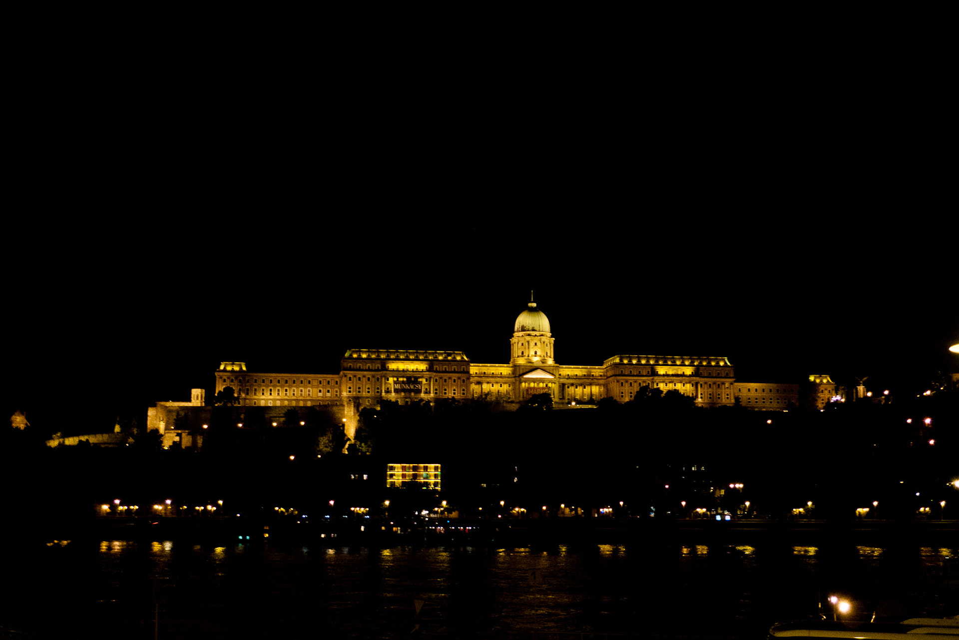 The castle and the Chain Bridge lit up at night