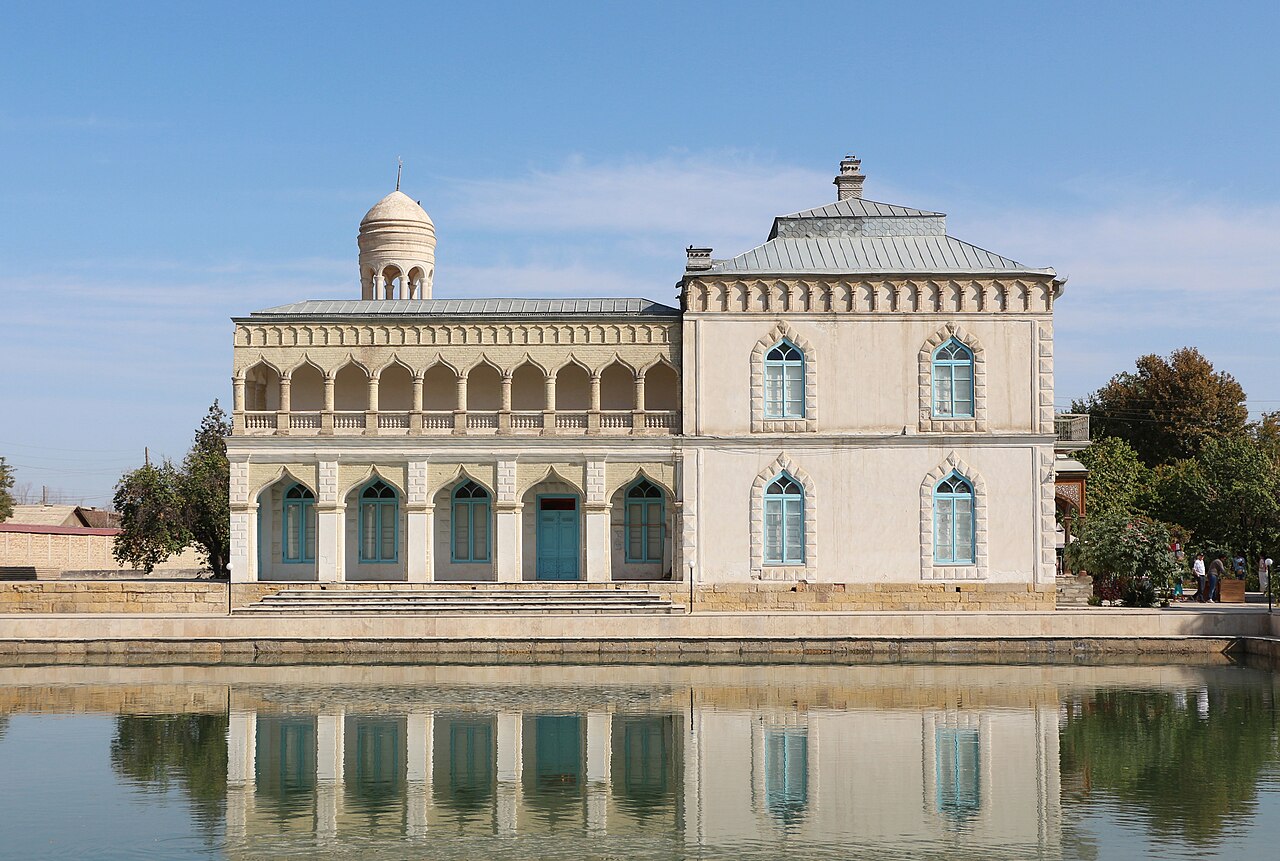 A garden court beside the harem buildings.
