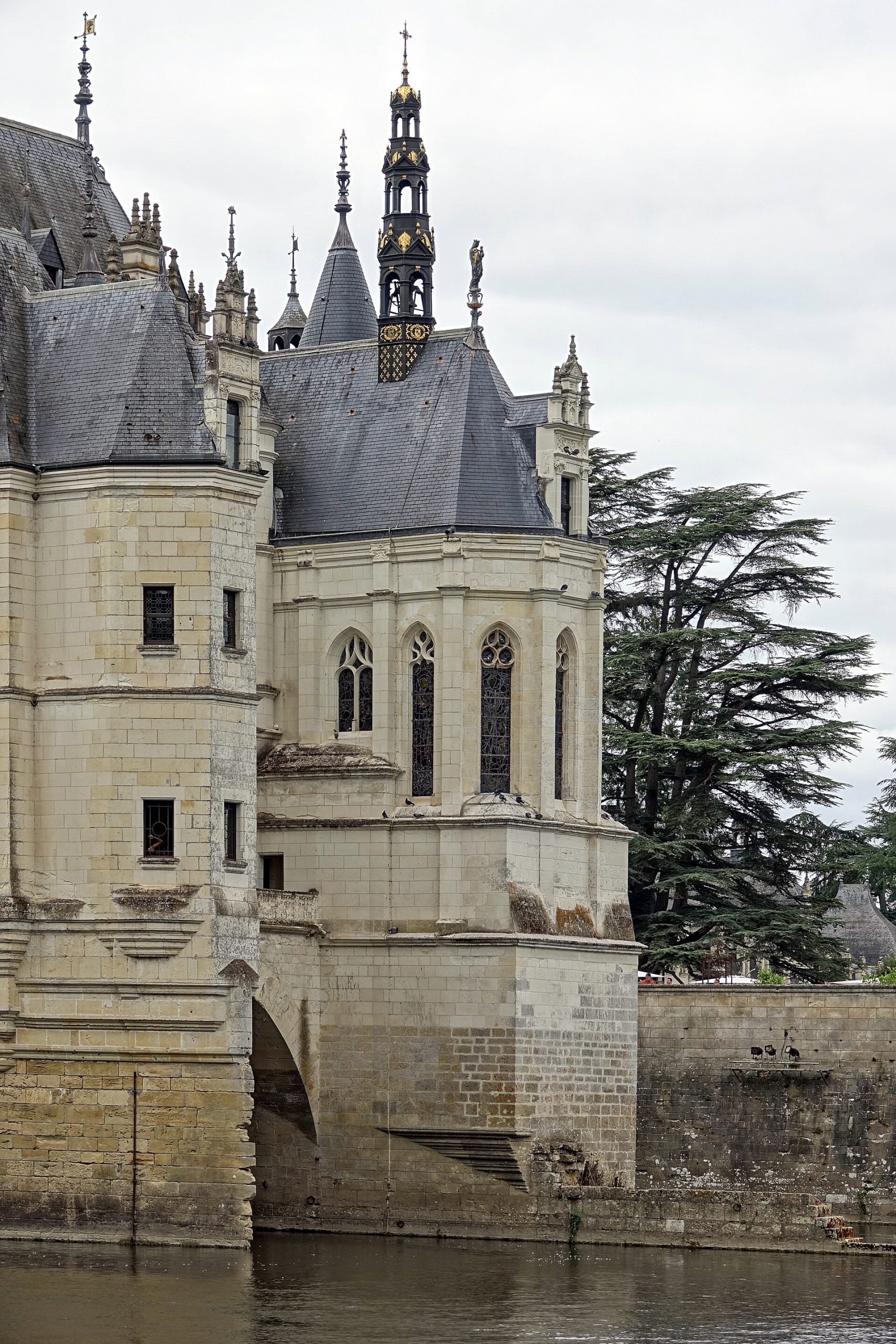 Diane de Poitiers received the château and created its gardens