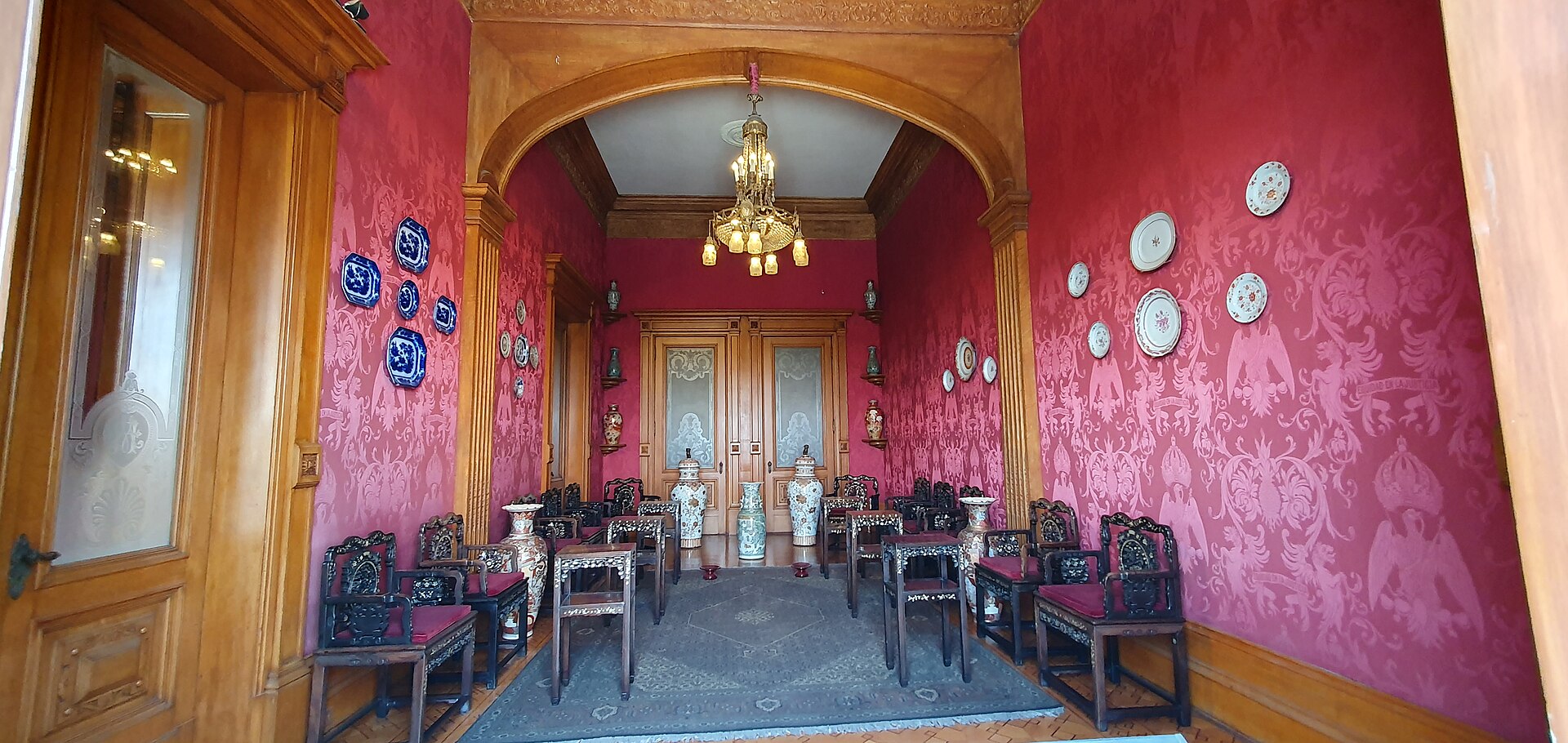 A salon of the castle, decorated in the European style of the imperial period.