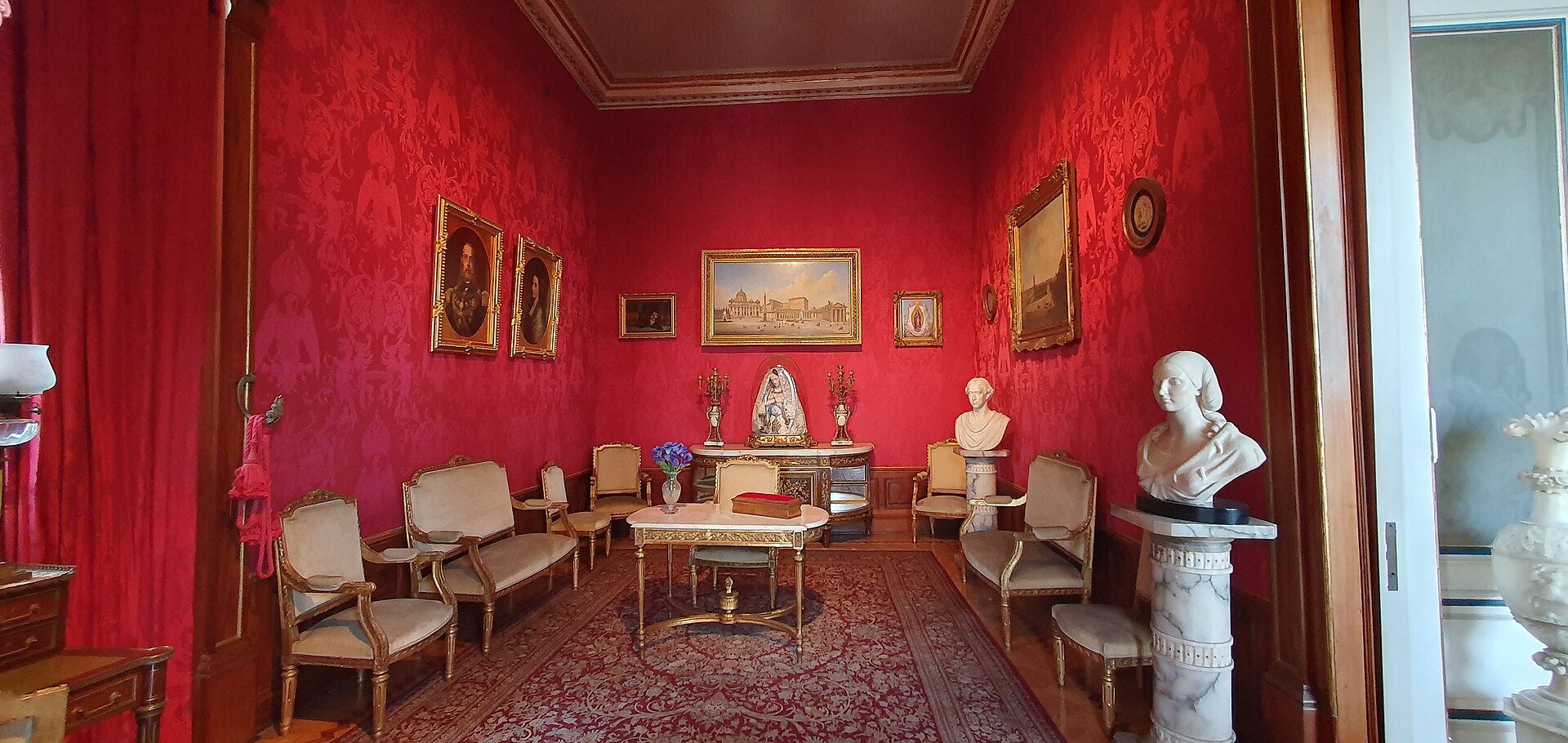 A sitting room of the alcazar, evoking the life of a nineteenth-century court.