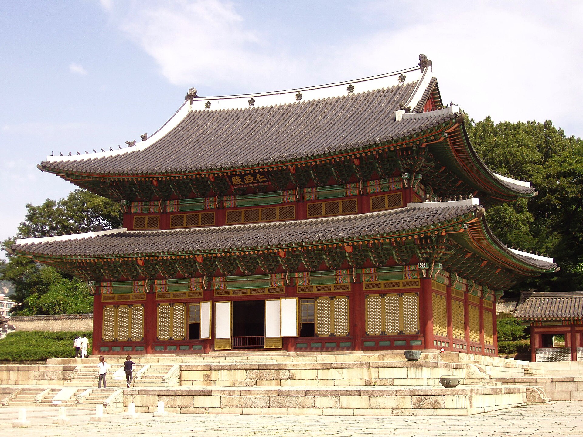 The throne hall Injeongjeon at Changdeokgung, the ceremonial heart of the palace.