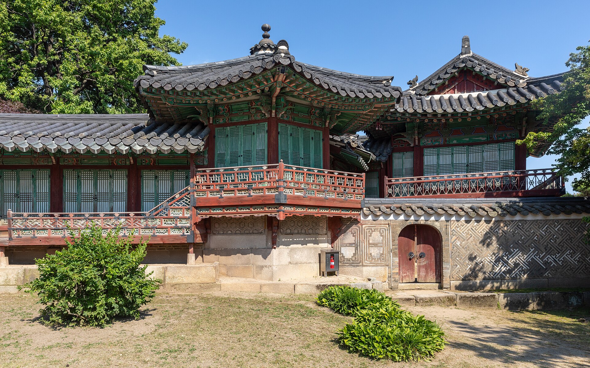 A pavilion of Changdeokgung, one of its many graceful structures.