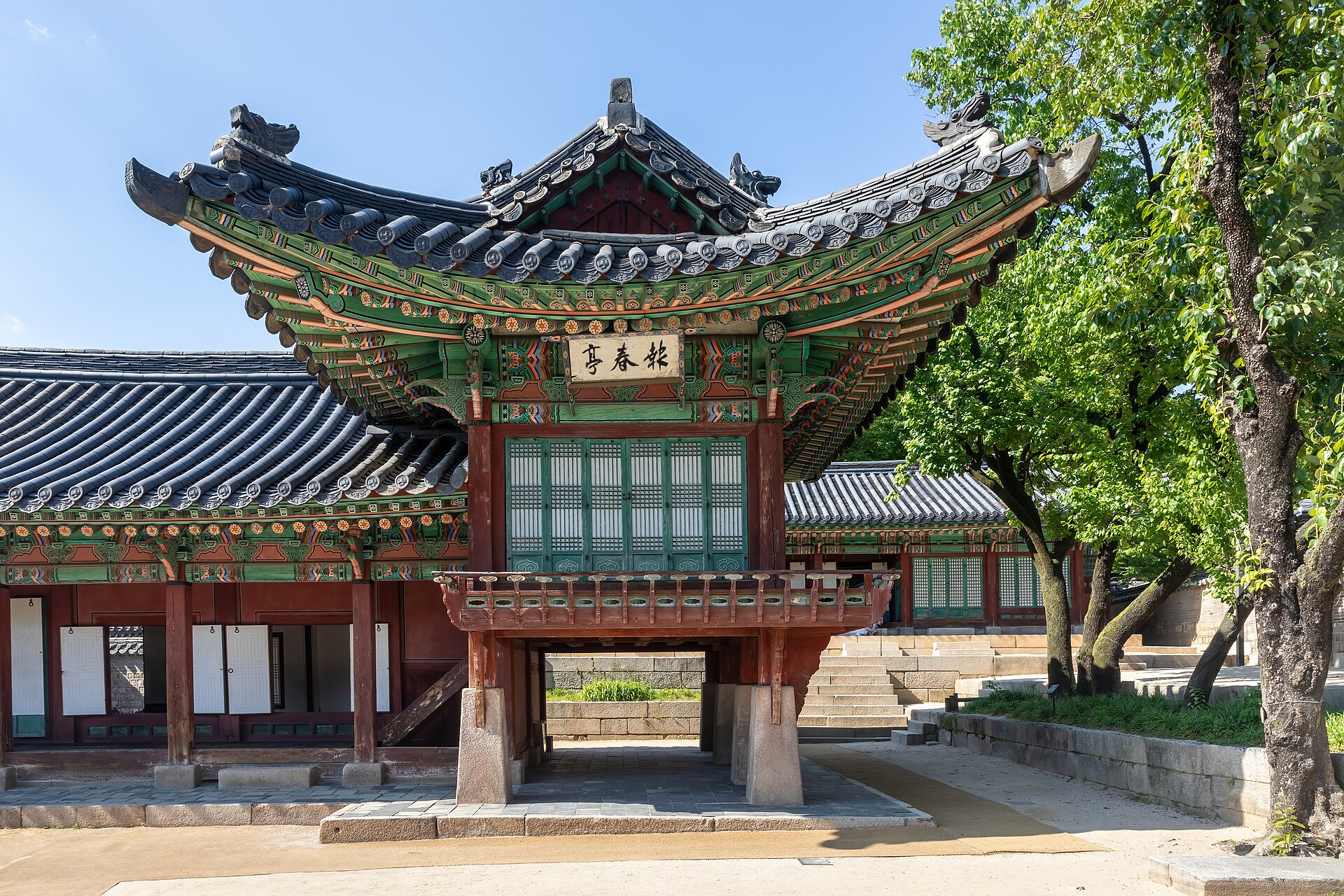 A hall of Changdeokgung, built in harmony with the surrounding terrain.