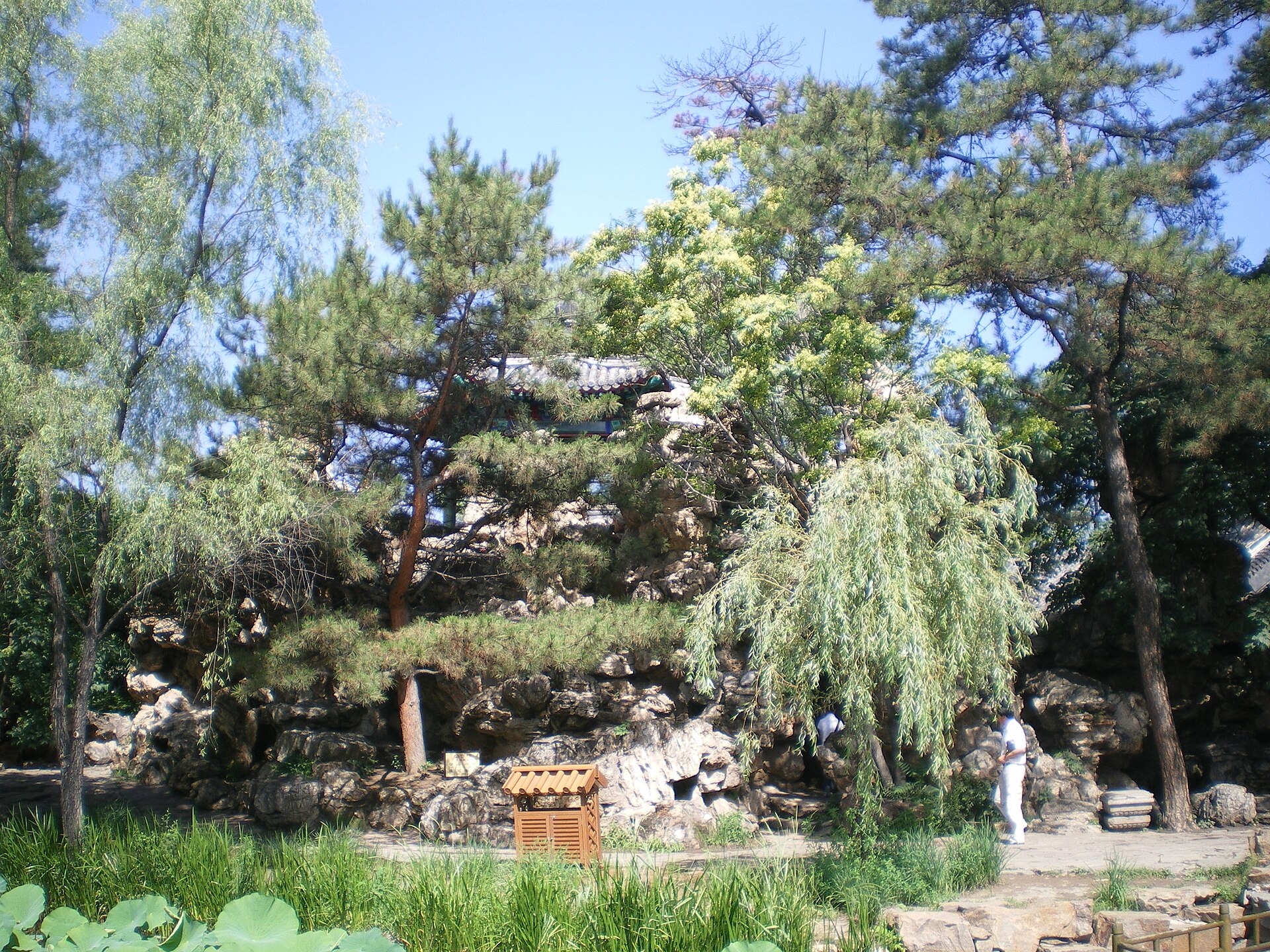 The lake landscape evoking southern China