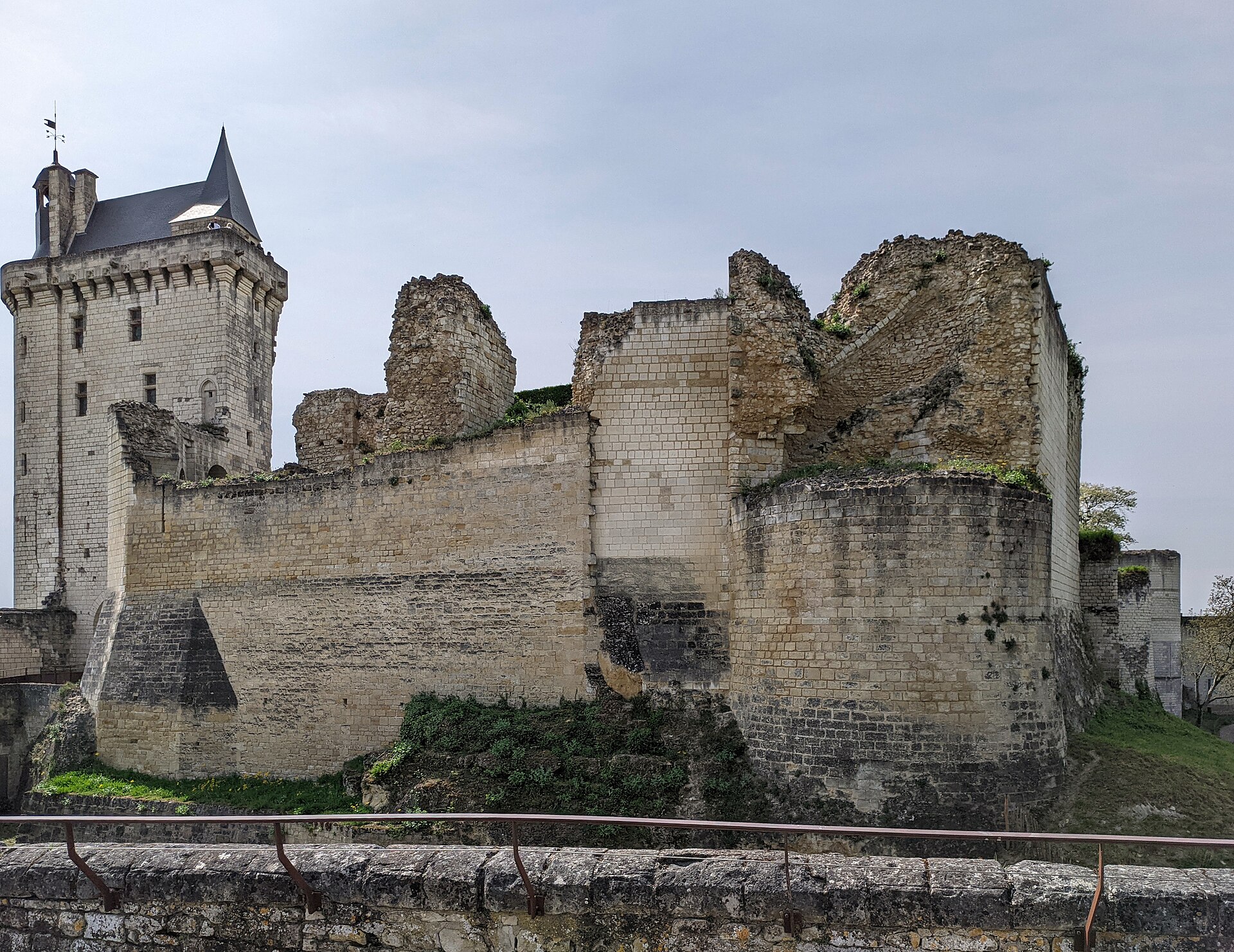 The ramparts and towers of the middle castle at Chinon
