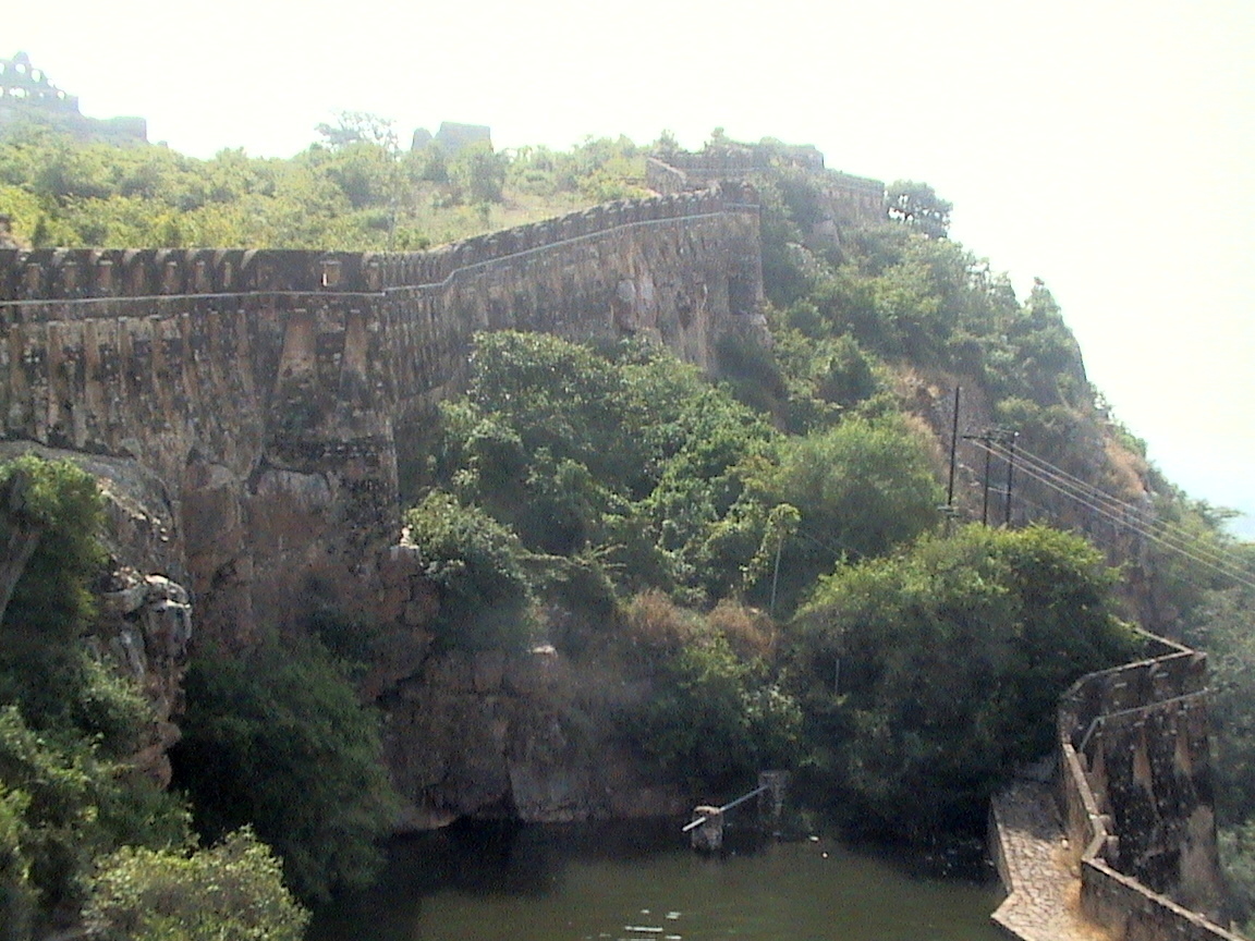 In 1303 Alauddin Khalji besieged the fort, associated in legend with Rani Padmini's jauhar.