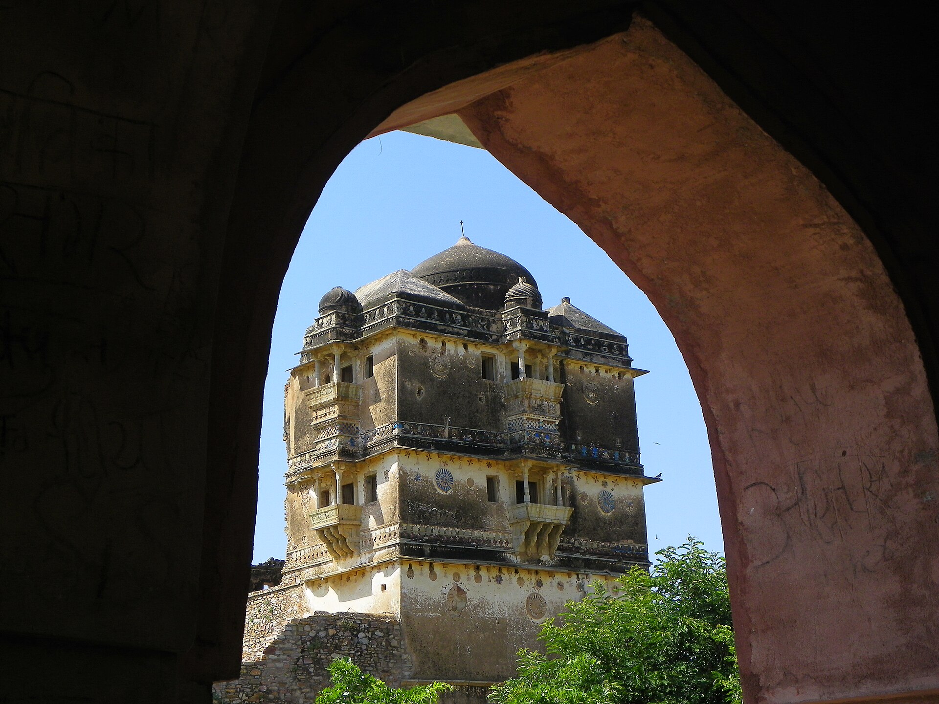 The fort contains the ruined palaces of the Ranas, including the Rana Kumbha Palace.