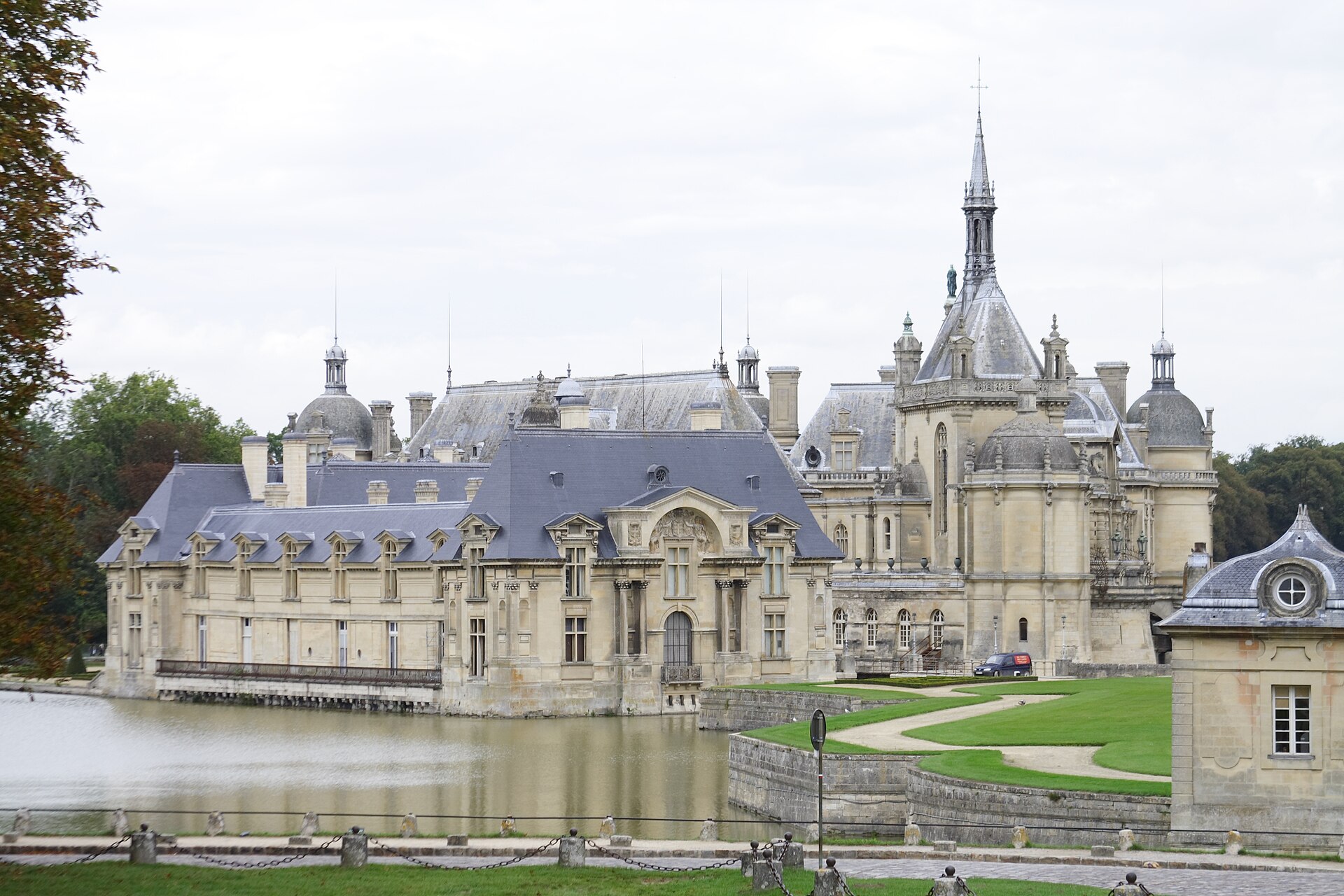 The duke gave the whole estate and its treasures to the nation