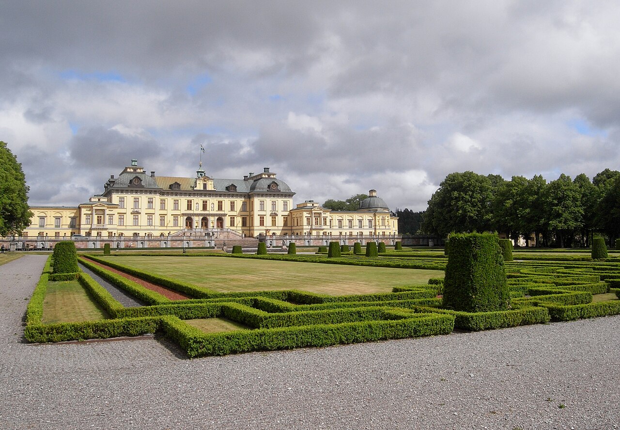 The palace facade on the garden side.
