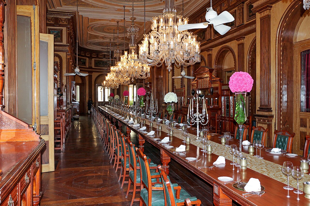 The palace's famous dining hall and its enormous table.
