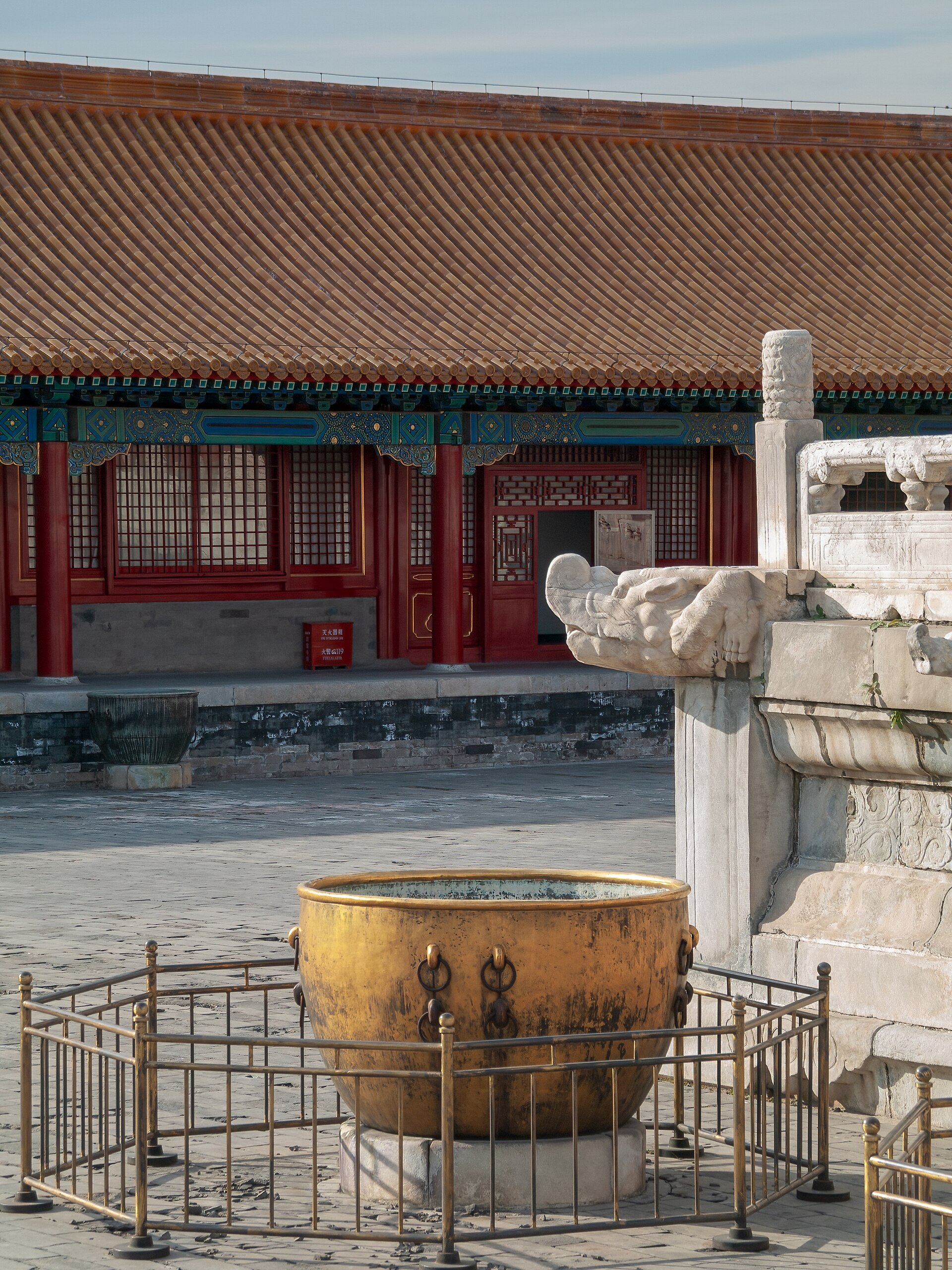 A great bronze water vessel on the palace terraces, once kept filled against fire.