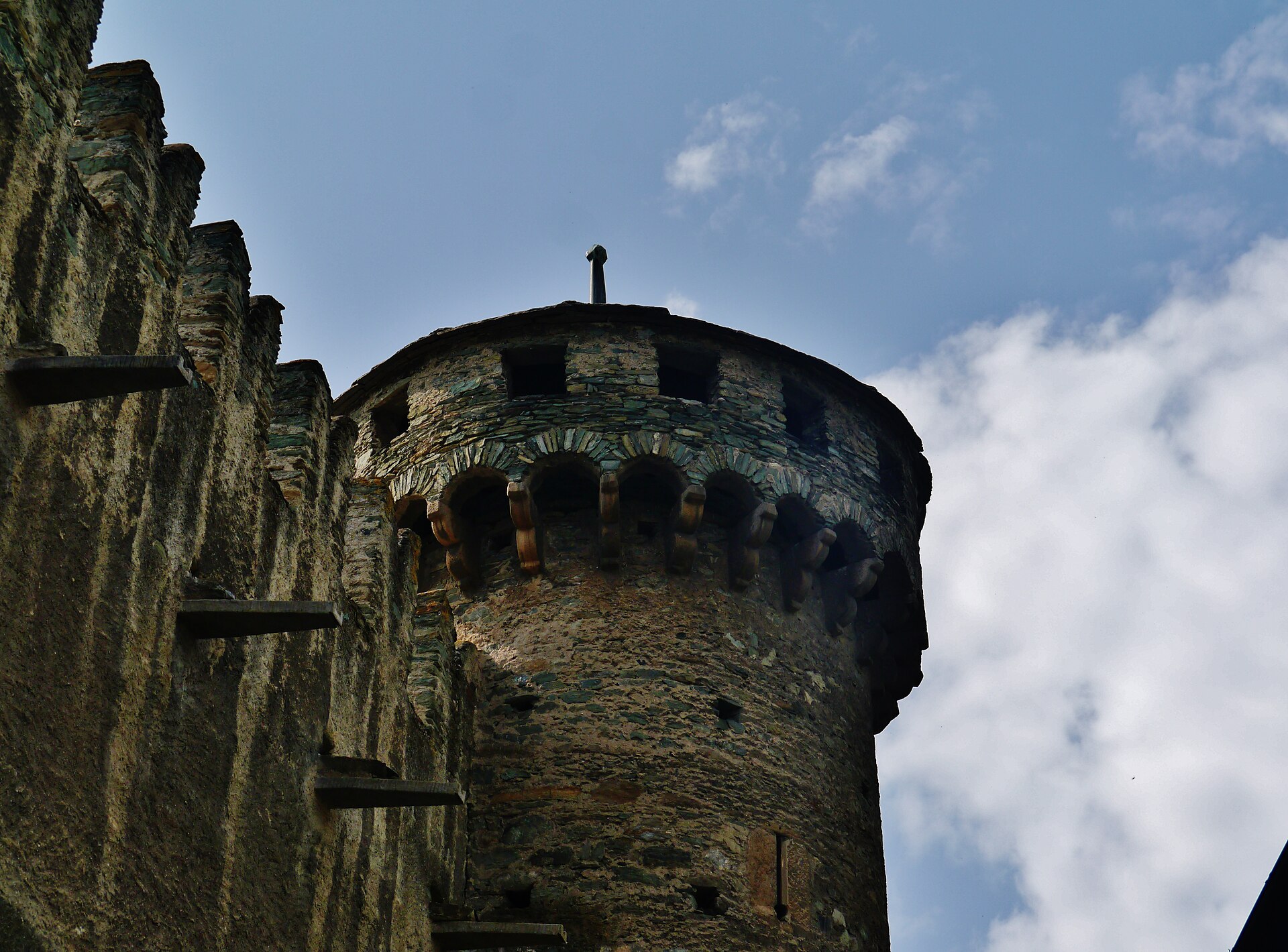 Watchtowers along the outer wall were once linked by covered wooden walkways.