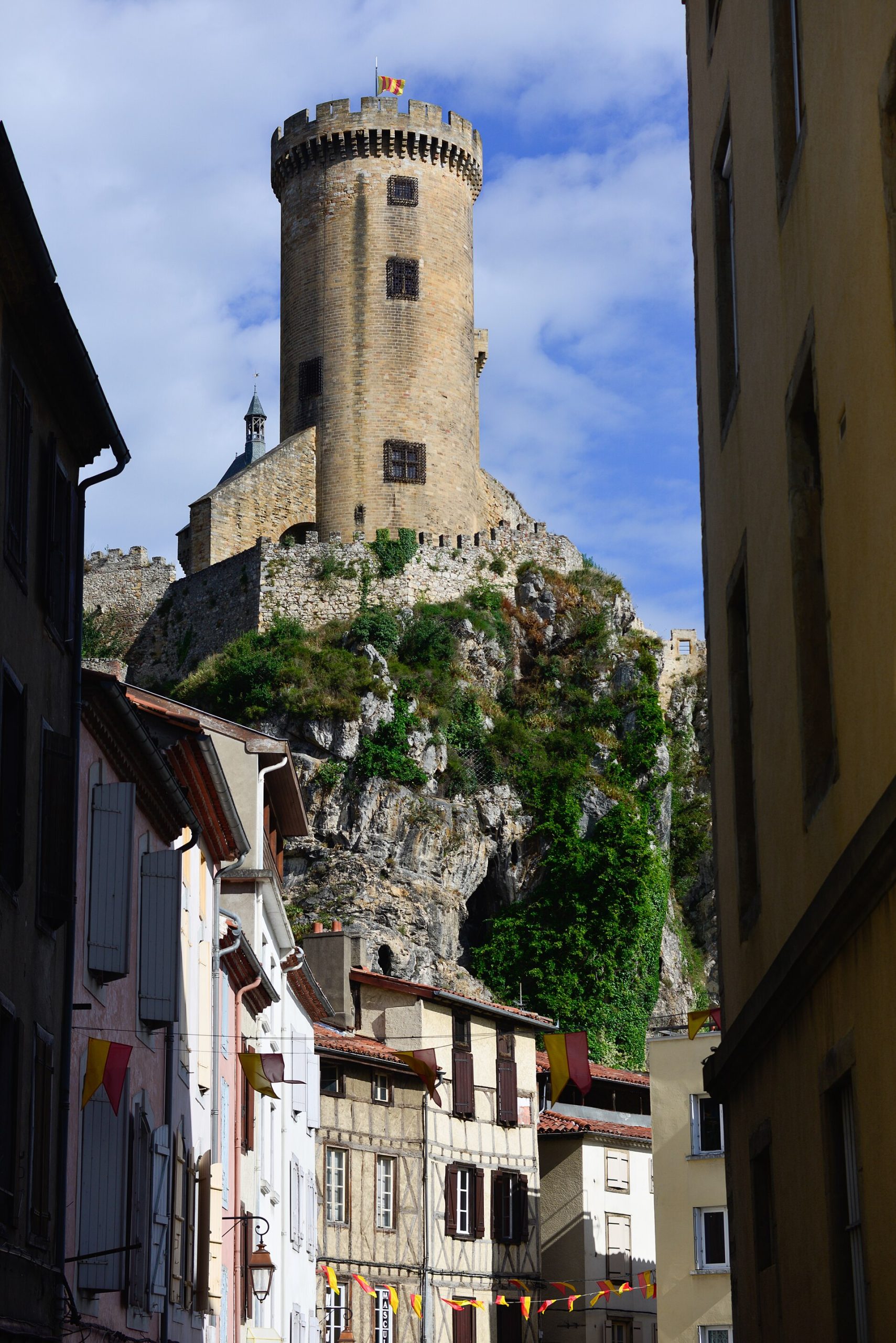 The great round tower, added to the two older square towers