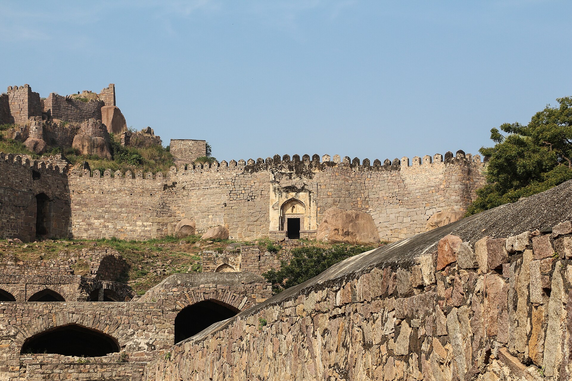 The fort contained royal palaces, a durbar hall, temples, and mosques.