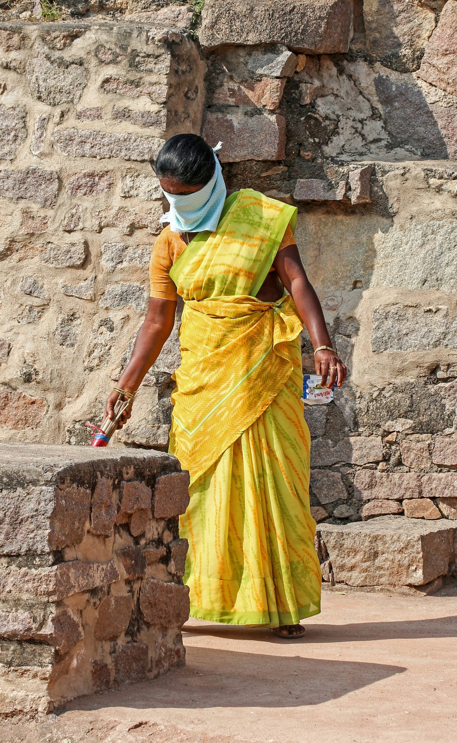 The fort contained the queen's palace, the Rani Mahal, and fine mosques.