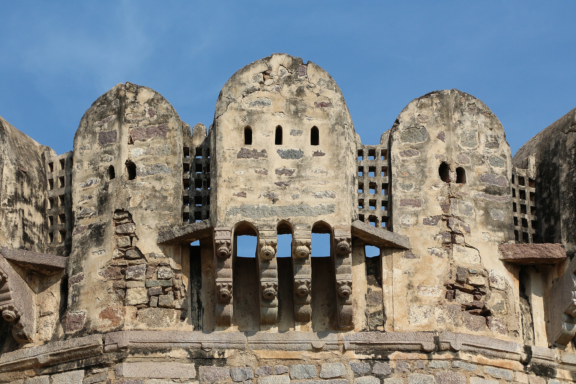 The fortress was defended by an outer wall some 10 km long with 87 bastions.