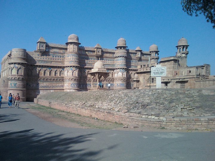 Legend says the fort was founded by King Suraj Sen, cured of leprosy by the sage Gwalipa.