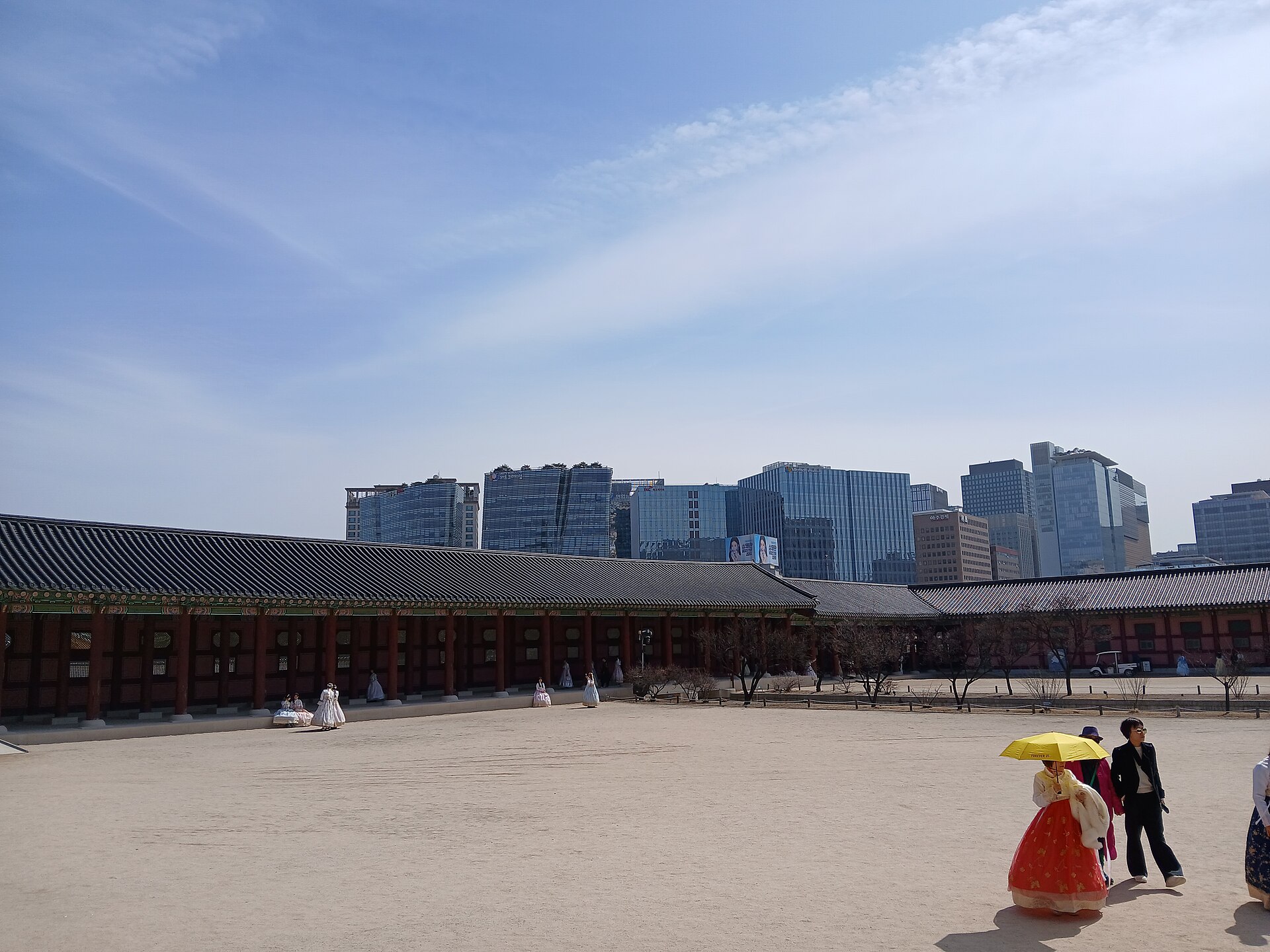 A quiet corner of Gyeongbokgung, blending architecture with the beauty of the natural setting.
