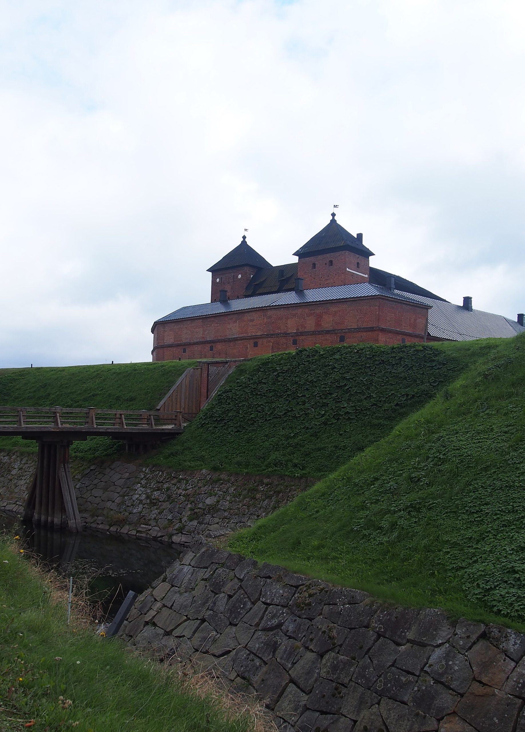 A square keep, curtain walls, and a moat gave the castle real defensive strength.