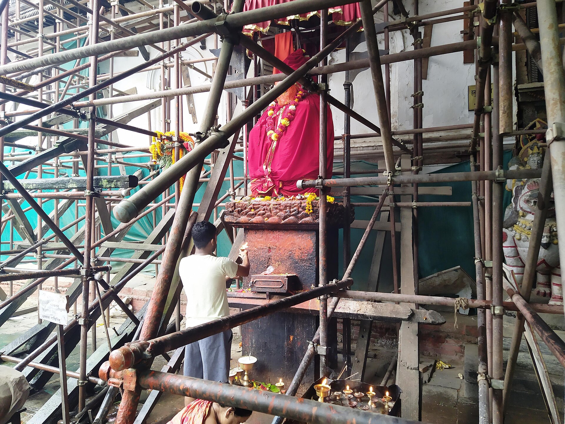 The statue of Hanuman that guards the palace gate